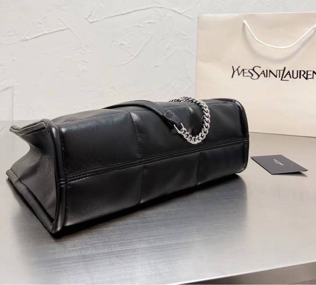 SAINT LAURENT shoulder bag Silver Tone / YSL Shopping Bag / YSL TOTE BAG กระเป๋าถือทรงช็อปปิ้ง พร้อมส่ง โดดเด่นด้วยโลโก้แบรนด์อะไหล่เงินสวยหรู ภายในกระเป๋ากว้างใส่สัมภาระได้เยอะ มีช่องซิปแยกย่อยให้ใส่ของจุกจิกหนึ่งช่องนะคะ