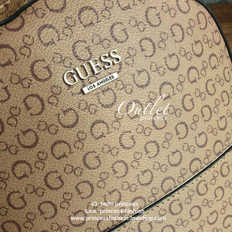 GUESS WOMAN'S BACKPACK กระเป๋าสะพายเป้ขนาดกำลังดี วัสดุหนังแกะสังเคราะห์ โลโก้รอบใบ หนังสวย น้ำหนักเบามากกกๆ!! กันน้ำ ทำความสะอาดง่าย มีหูหิ้วเเละสายสะพายหลังเลื่อนปรับได้ 5 ระดับ ด้านหน้าประดับโลโก้แบรนด์ อะไหล่เงิน และ มีช่องใส่ของ 1 ช่อง เปิดปิดด้
