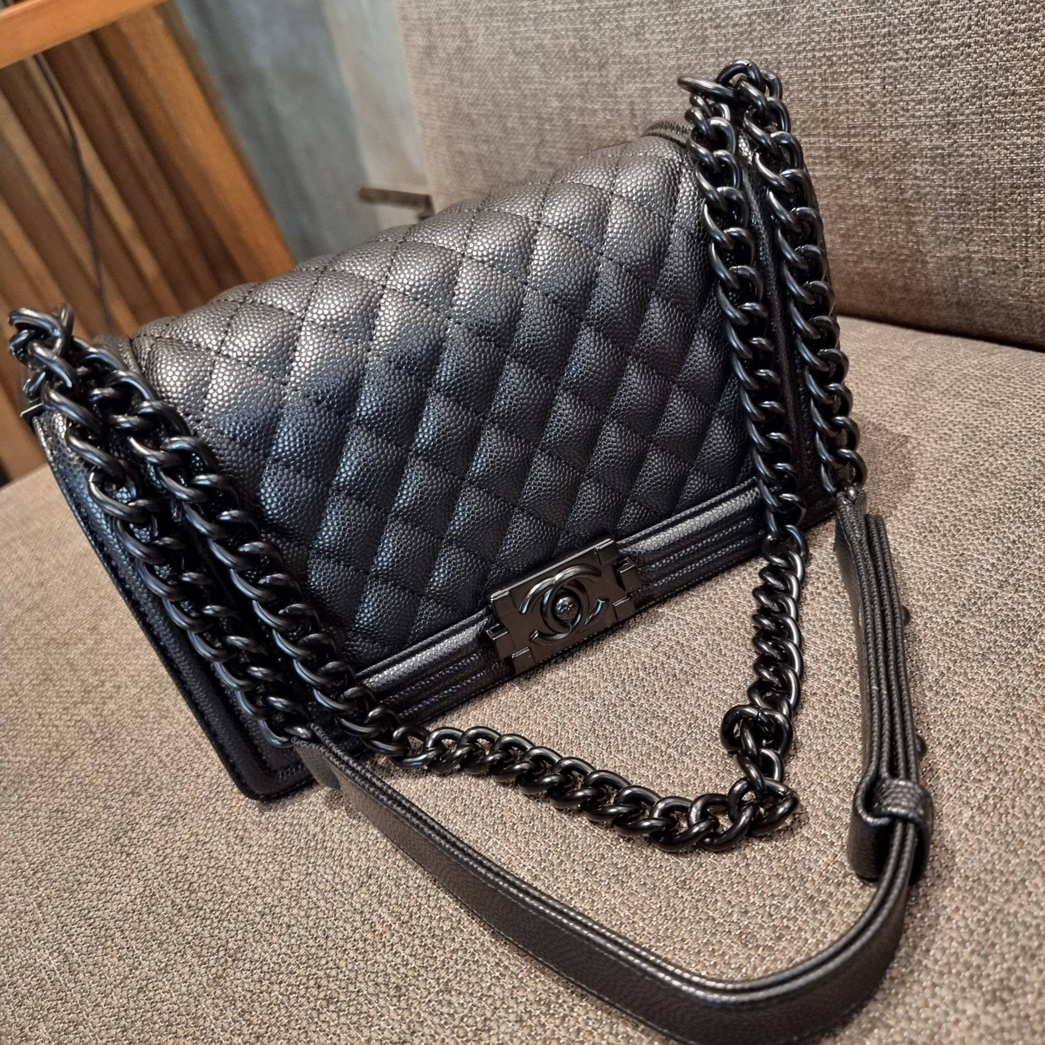 Chanel Boy 10" พร้อมส่งที่ไทย รุ่นสุดฮอต ดีไซน์อะไหล่ดำ เรียบหรูมากๆ!! วัสดุหนังลายคาร์เวีย ทรงคลาสสิคที่สาวๆห้ามพลาด!! ในราคาสุดคุ้ม เปิด-ปิดกระเป๋าด้วยตัวล็อค ภายในโล่งกว้าง ไซส์ใหญ่ใส่ของได้เยอะ มีช่องแยกในกระเป๋า มาพร้อมสายสะพายโซ่สลับหนังรองบ่า 