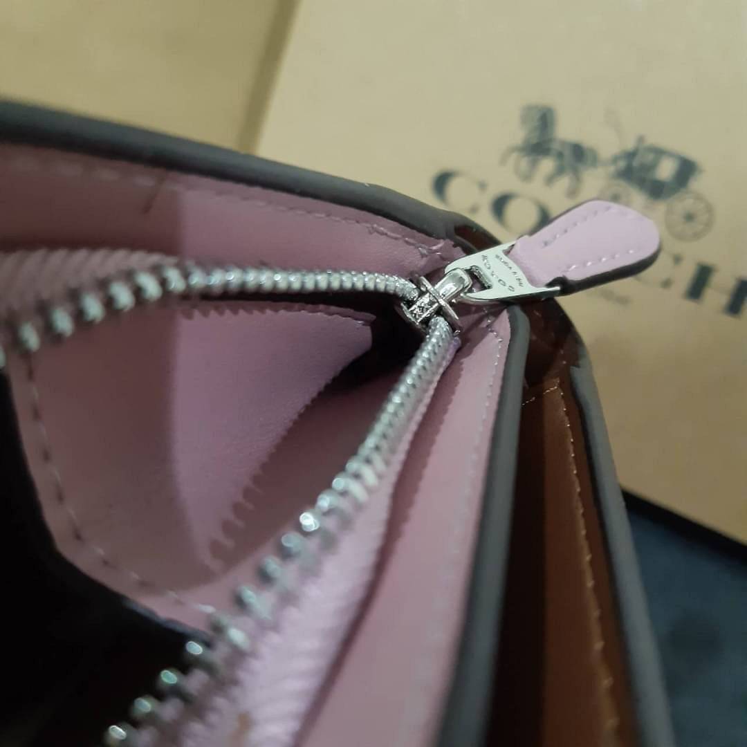 COACH F33034 MEDIUM CORNER ZIP WALLET IN COLORBLOCK SIGNATURE CANVAS กระเป๋าสตางค์ใบกลาง 👛 ขนาดกำลังเหมาะมือ วัสดุหนังแคนวาส ดูแลรักษาง่าย มีช่องใส่บัตรและธนบัตรครบ