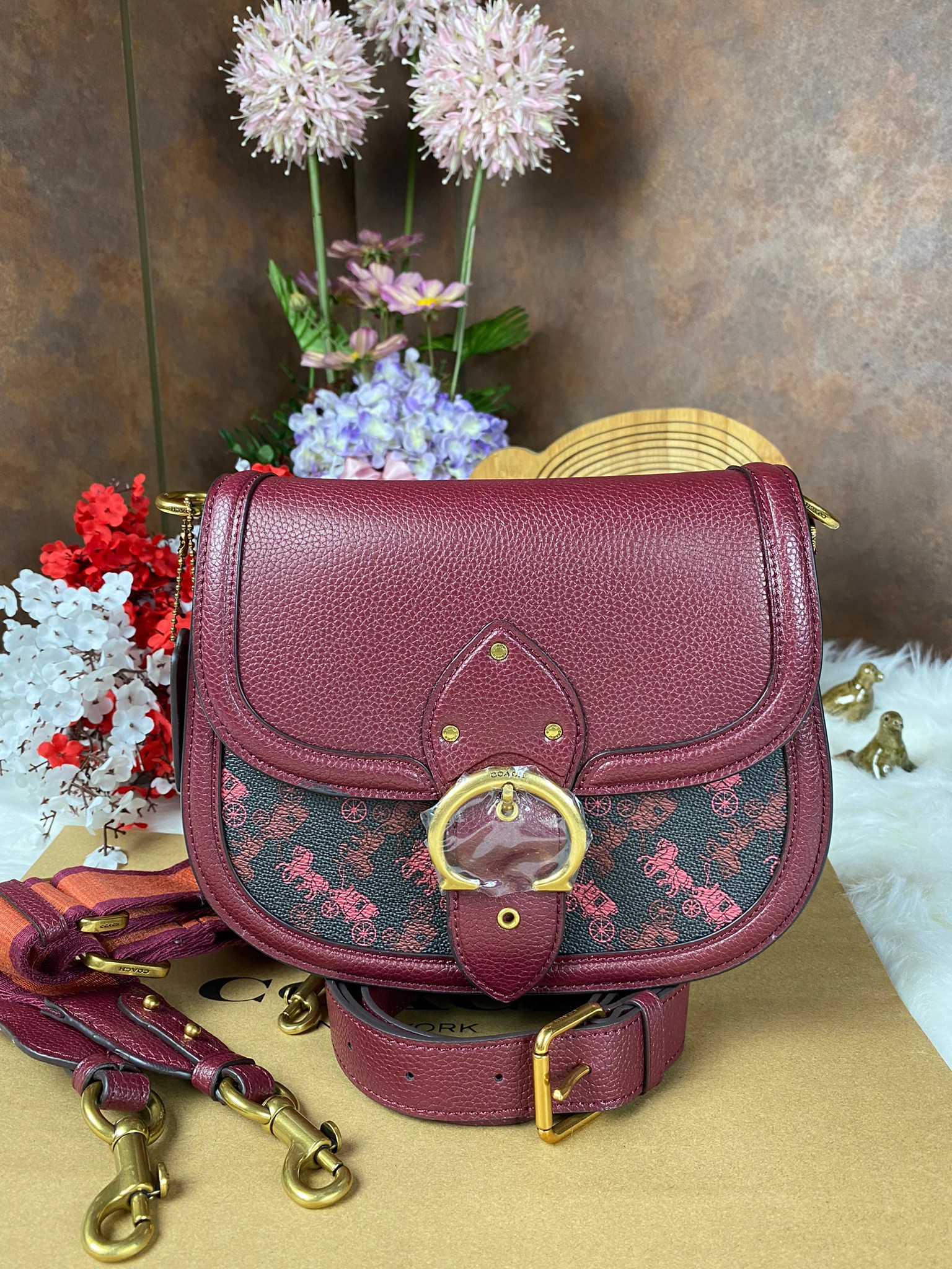 OUTLET 】COACH BEAT SADDLE BAG 10 แบบพร้อมส่ง จุกๆ เลยค่า The best item! ที่สาวๆรอคอย! ฮอตไฟลุก! สีหายาก ละมุนคุณหนู คอลเลคชั่นใหม่ ดีไซน์หรูหรา พิเศษมากๆมาพร้อมสายสะพาย 2 เส้น ใช้คู่กันหรือแยกสะพายก็สวยครบสูตร กระเป๋าสะพายทรง saddle คลาสสิค วัสดุหนัง glov