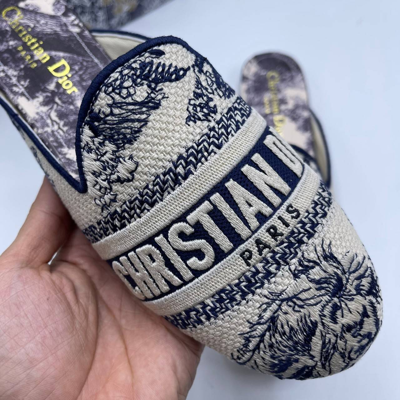 DIOR GRANVILLE ESPADRILLE SS21 Oblique Embroidered Cotton รองเท้าที่เป็นเอกลักษณ์ ที่สุดแห่งความหรูหราที่ใช้งานได้ทุกวัน ตัดเย็บจากผ้าฝ้ายปักลาย ประดับด้วยรายละเอียดสวยงาม งานเกรดออริจินอล 1:1 เหมือนที่สุด มีเลข Code ภาพสินค้าถ่ายจากงานขายจริง ไม่โป๊ะแตกแ