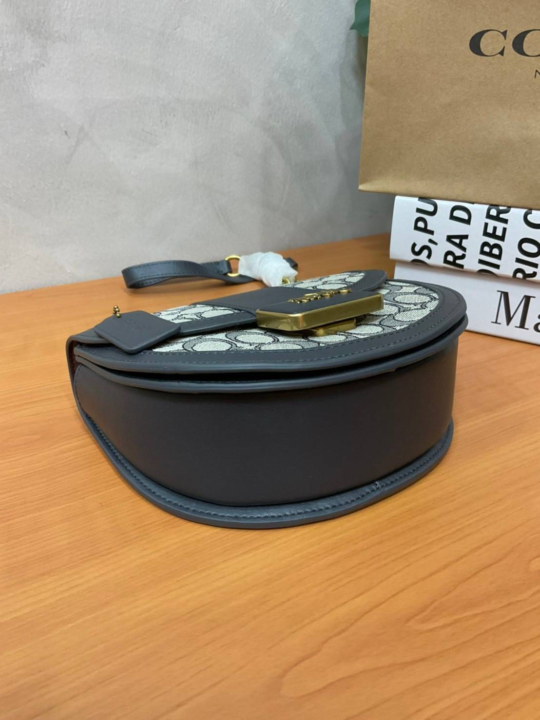 COACH ALIE SADDLE BAG IN SIGNATURE JACQUARD (C4694//C3464) New item!! กระเป๋าสะพายทรง saddle ดีไซน์วินเทจย้อนยุค แฝงความหรูในตัวด้วยอะไหล่สีทองเหลือง โดดเด่นไม่ซ้ำใครแน่นอน วัสดุผ้า jacquard สลับหนังแท้ ภายในเป็นช่องโล่ง มาพร้อมสายสะพายครอสบอดี้ ที่สามารถ