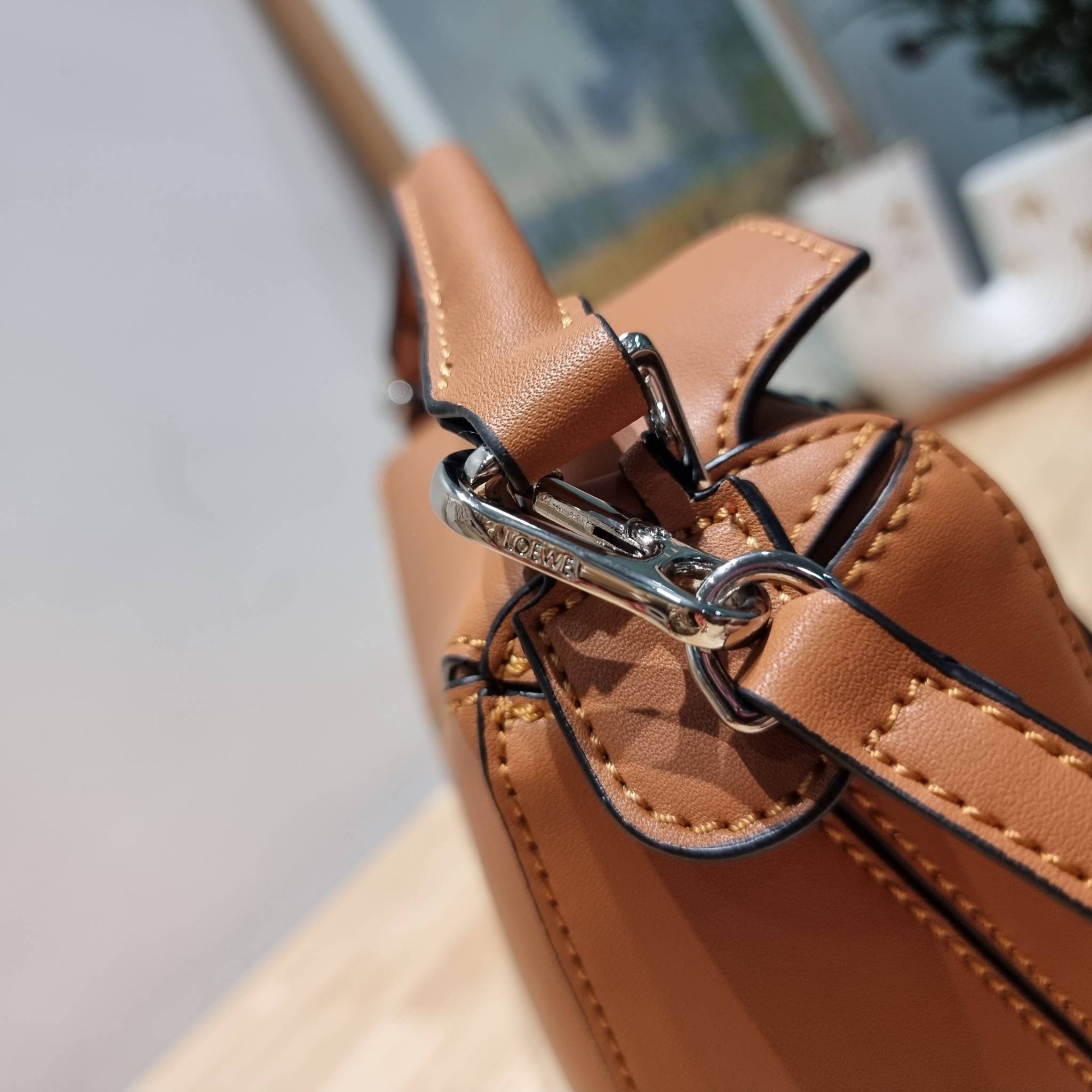 LOEWE MINI PUZZLE BAG IN CLASSIC สุดยอดแบรนด์ที่ดีไซน์เป็นเอกลักษณ์ โดดเด่น สวยหรู กับกระเป๋าสะพายข้างทรงกล่อง ไซส์มินิ สไตล์พัซเซิล