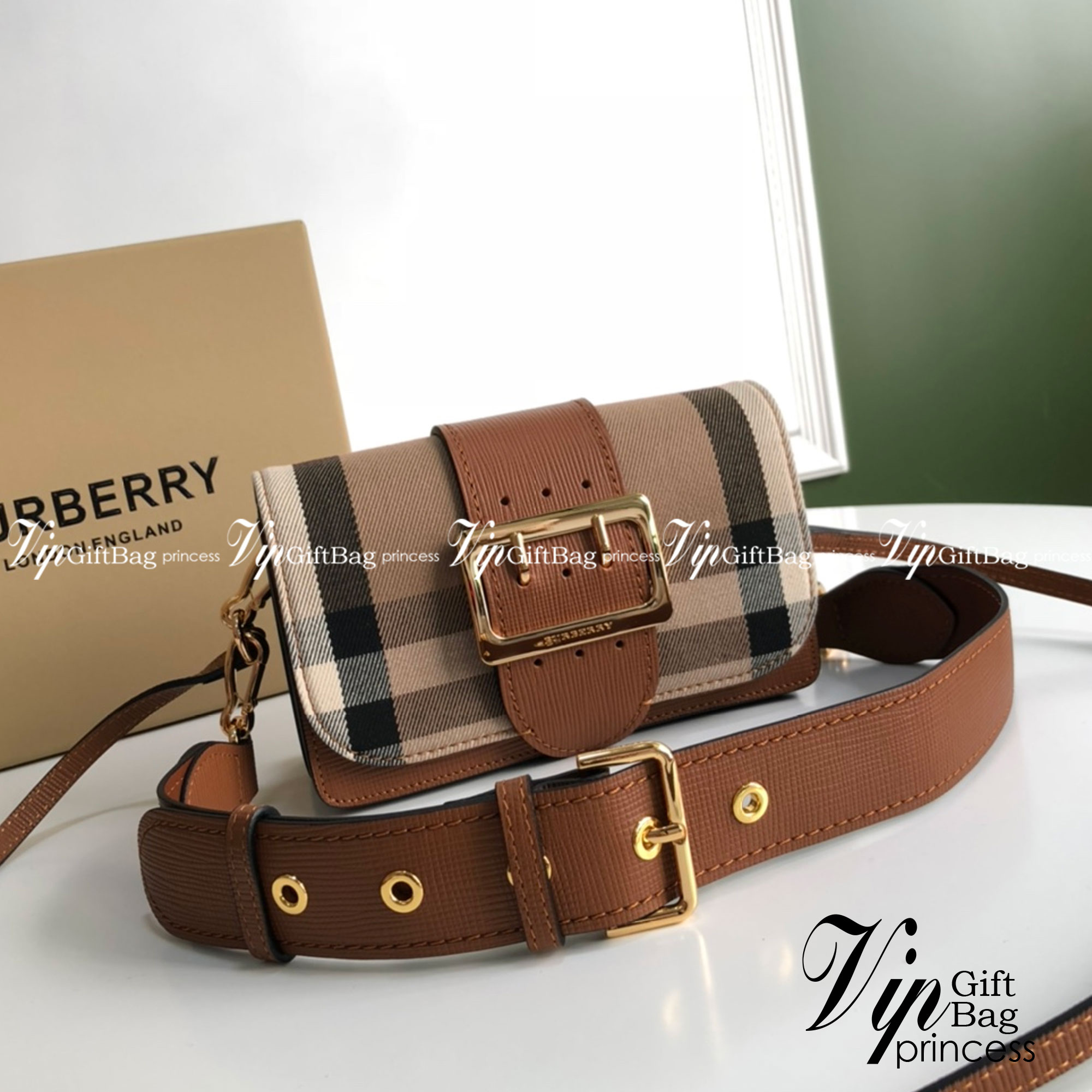 Burberry House Check Buckle Bag / The Small BB Buckle bag in House Check and Leather ปังไม่ไหววว ใครจะกล้าต้าน! มาใหม่ งานเรียบหรูลงตัวสุด ให้ความวินเทจนิดๆ ติดโมเดิร์นหน่อยๆ ได้ทุกลุค เกรดงานสวย.น่ารักมากๆ ใช้ได้ Everyday Look เลยค่า