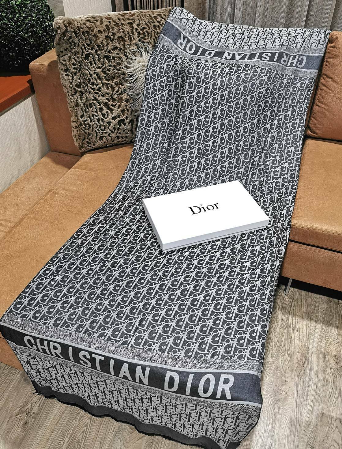 มาตามคำเรียกร้อง! พร้อมส่ง! CHRISTIAN DIOR LOGO MONOGRAM PRINTED SILK SCARF (LARGE) ผ้าพันคอผ้าคลุมไหล่ผืนใหญ่ลายโลโก้โมโนแกรมสวยหรูสุดคลาสสิค วัสดุผ้าไหมอย่างดี เนื้อนิ่ม ทิ้งตัว มีน้ำหนัก เนื้อผ้าดีมากๆๆค่ะไม่หนาจนเกินไปทำให้สามารถใช้ได้ในทุกสภาพอากาศ จ