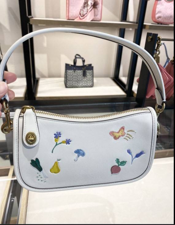 imited edition🌸 COACH C2766 SWINGER WITH GARDEN EMBROIDERY พร้อมส่งที่ไทย สวยก่อนใครชั่วโมงนี้ค่ะ💐 กระเป๋าหิ้ว//สะพายข้างได้ หนังแท้ หนังนิ่ม นุ่มมือดีมากๆค่ะ 🌸จุดเด่นด้านหน้าเป็นงานปักเน้นๆ3D สวยสะดุดตามากทีเดียวค่ะ เปิดปิดกระเป็า