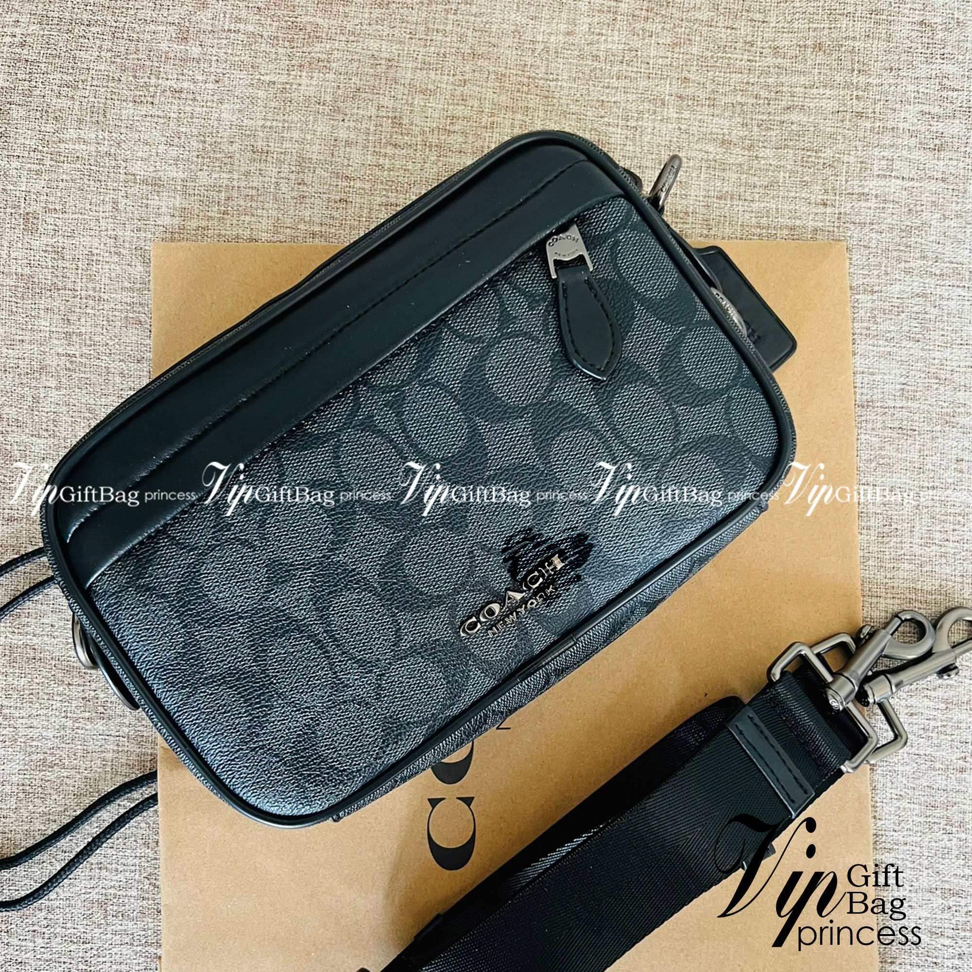 COACH GRAHAM CROSSBODY IN SIGNATURE CANVAS F50715 ผ้าใบเคลือบซิกเนเจอร์พร้อมรายละเอียดหนังลูกวัวที่ผ่านการกลั่น| ภายในกระเป๋ามัลติฟังก์ชั่น| ปิดซิป ซับในผ้า| ด้านนอกมีซิปและกระเป๋าสลิป| สายสะพายถอดได้ 53" สำหรับสะพายไหล่หรือ crossbody