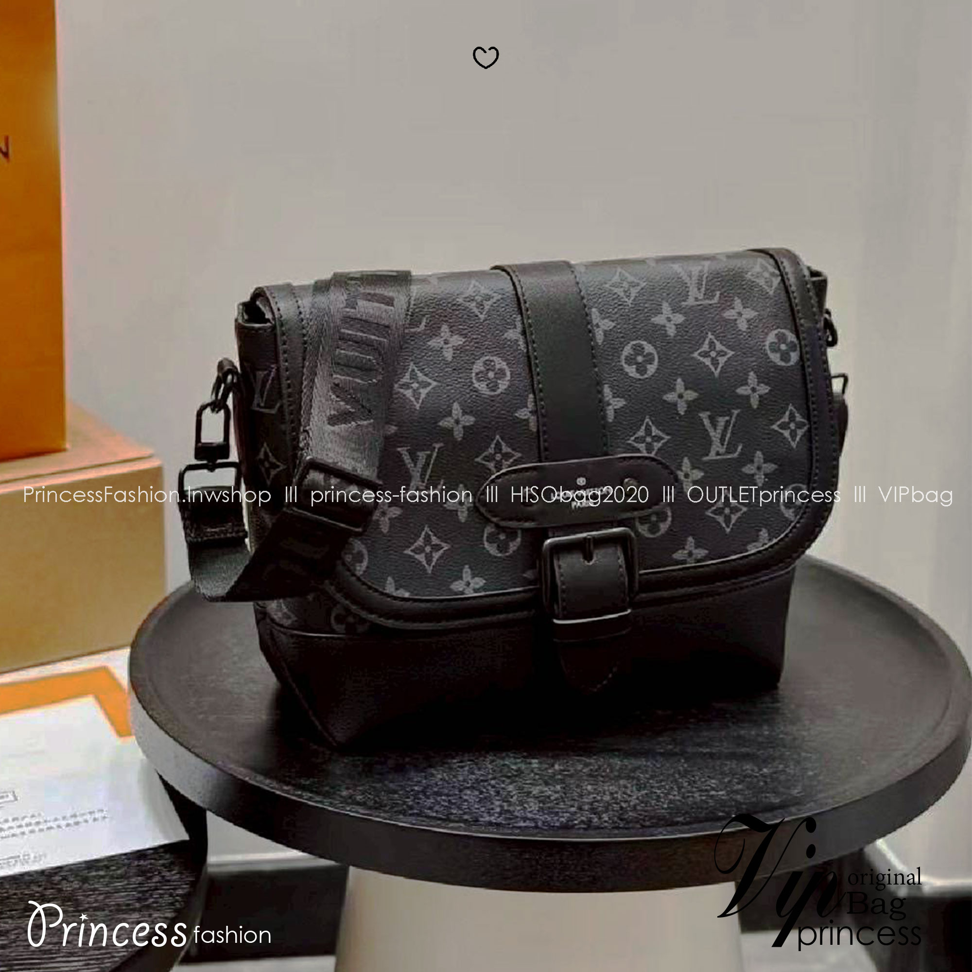 LV Saumur Messenger Bag Monogram Eclipse Canvas Bag กระเป๋าสะพายทรงแมสเซ็นเจอร์ ดีไซน์ทันสมัย คอลเลคชั่นสุดหล่อ ดีไซน์คลาสสิคแฝงดีเทลความหรู