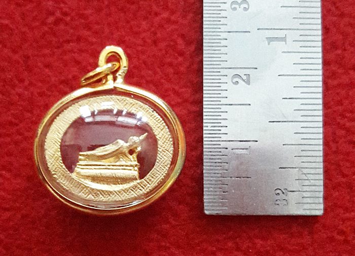 จี้พระประจำวันเกิดวันอังคาร ปางไสยาสน์ องค์ใหญ่ล้อมเพชรเลี่ยมทองไมครอนพร้อมใบคาถาค่ะ