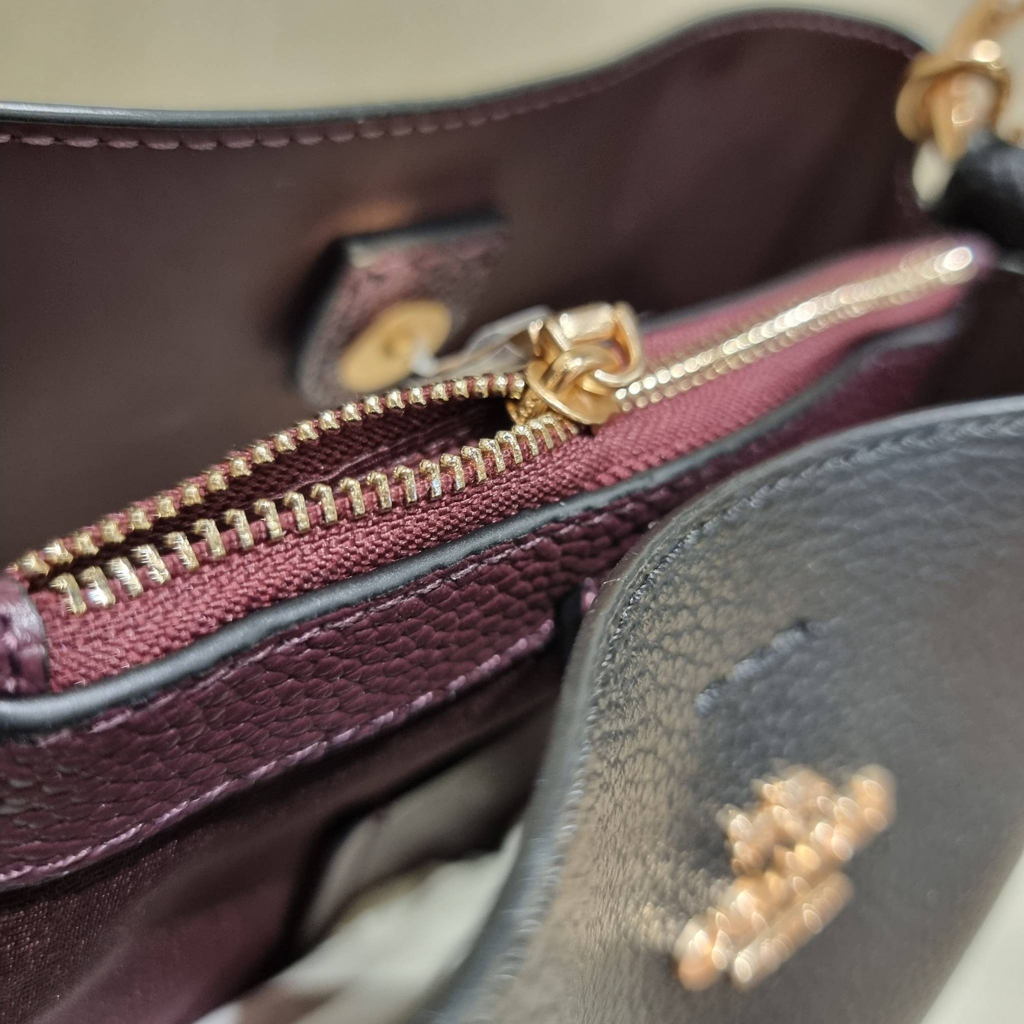 COACH 1011 SMALL TOWN BUCKET BAG รุ่นยอดนิยมใบเล็ก กระเป๋าทรงบัคเก็ต สีคลาสสิคเรียบหรู ตัดกับโลโก้สีทองดูโดดเด่น วัสดุหนัง pepble สวยคมทุกมุมจริงๆ!! เปิด-ปิดด้วยกระดุมแม่เหล็กทั้ง 2 ฝั่ง ภายในเป็นช่องโล่ง มาพร้อมสายสะพายปรับได้ตามตัว ขนาดใบนี้กำลังสวย สะพ