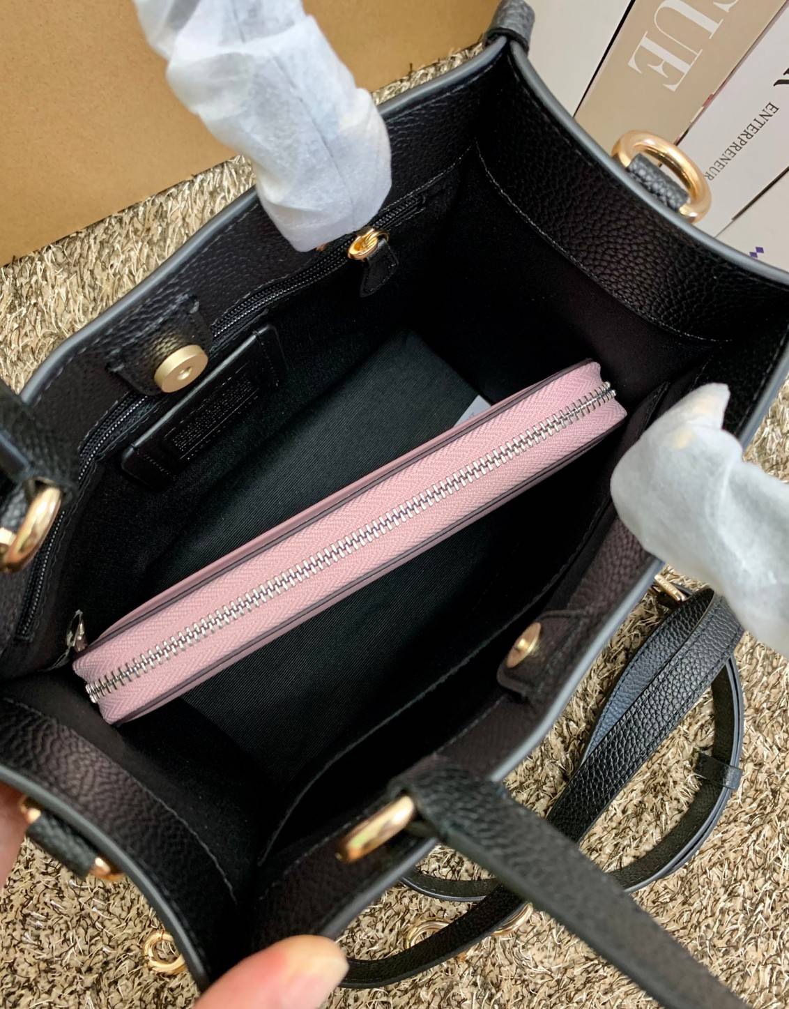 น่าใช้มากๆ สวยเกินราคาไปเลยจร้าา😘 COACH FIELD TOTE 22 SMALL BAG ((C5122)) พร้อมส่งความสวยที่ไทยค่ะ! กระเป๋าหิ้วหรือสะพายข้างได้ หนังแท้นิ่ม ใบจริงสวยมากๆเลยค่ะ ปากกระเป๋าแบบกระดุมแม่เหล็ก ภายในกว้างใส่ของจำเป็นของสาวๆได้เยอะเลย มีช่องซิปและช่องเล็