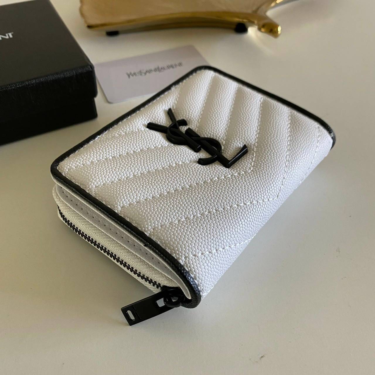 VIP GIFT 】หนังแท้ YSL Saint Laurent monogram compact zip short wallet มาแล้วจร้า ถามหากันเยอะมากๆ กระเป๋าสตางค์ใบสั้นที่ใส่แบงค์ ใส่บัตร ใส่เหรียญได้เยอะสุดๆ มีสองด้านซิปและพับ ใบเดียวครบจบเลย หนังสวยมาก ละเอียดสุดๆ