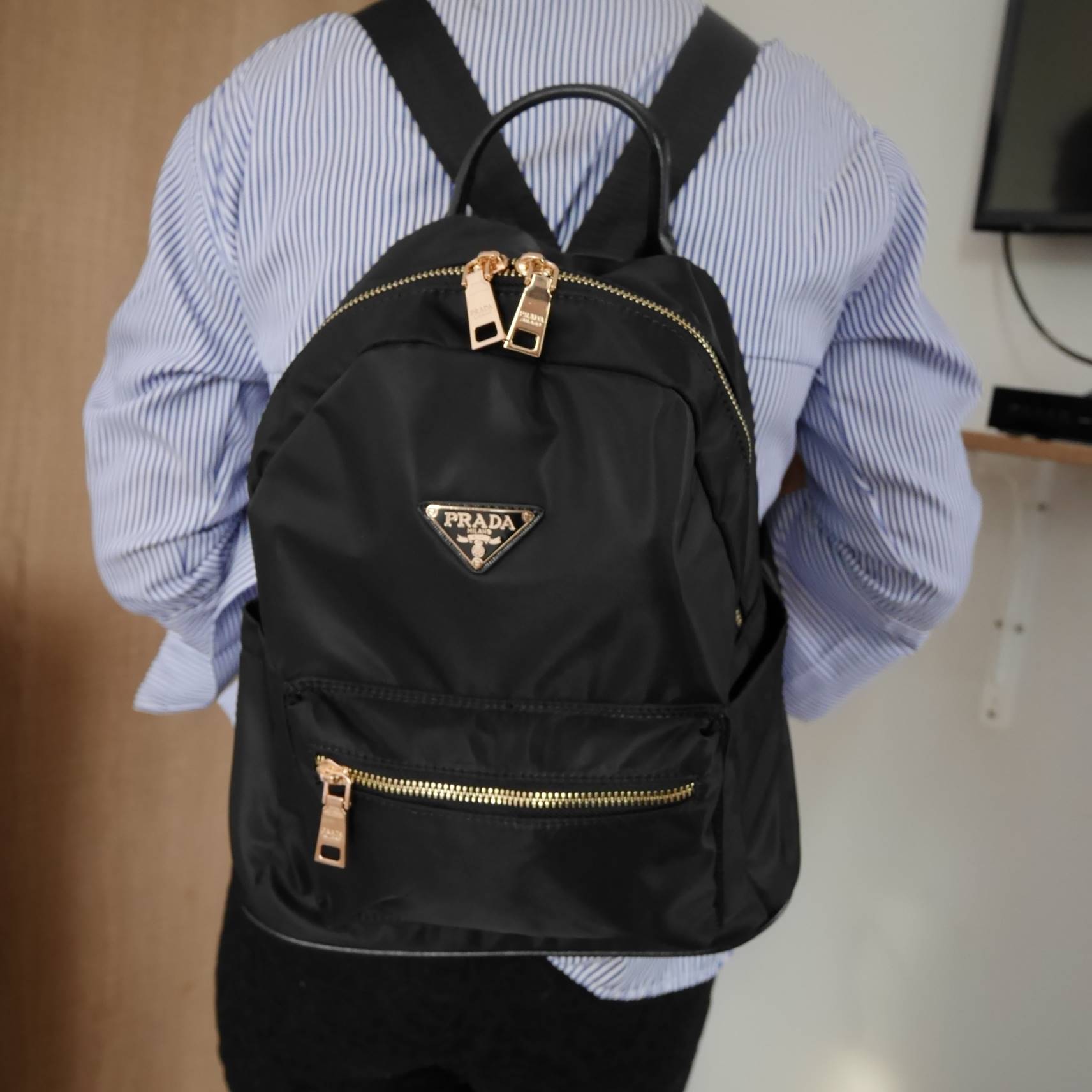 งานพรีเมี่ยมกิ้ฟ จากเคาเตอร์ต่างประเทศนะคะ 🎈 Don't Miss! รุ่นใหม่ล่าสุด PRADA NYLON MINI BACKPACK กระเป๋าสะพายเป้ Size mini พรีเมี่ยมกิ้ฟจากเคาน์เตอร์ต่างประเทศรุ่น Limited edition ที่ฮ๊อตสุดๆ วัสดุเป็น Nylon เนื้อหนาคุณภาพดีตขนาดกะทัดรัดกำลั