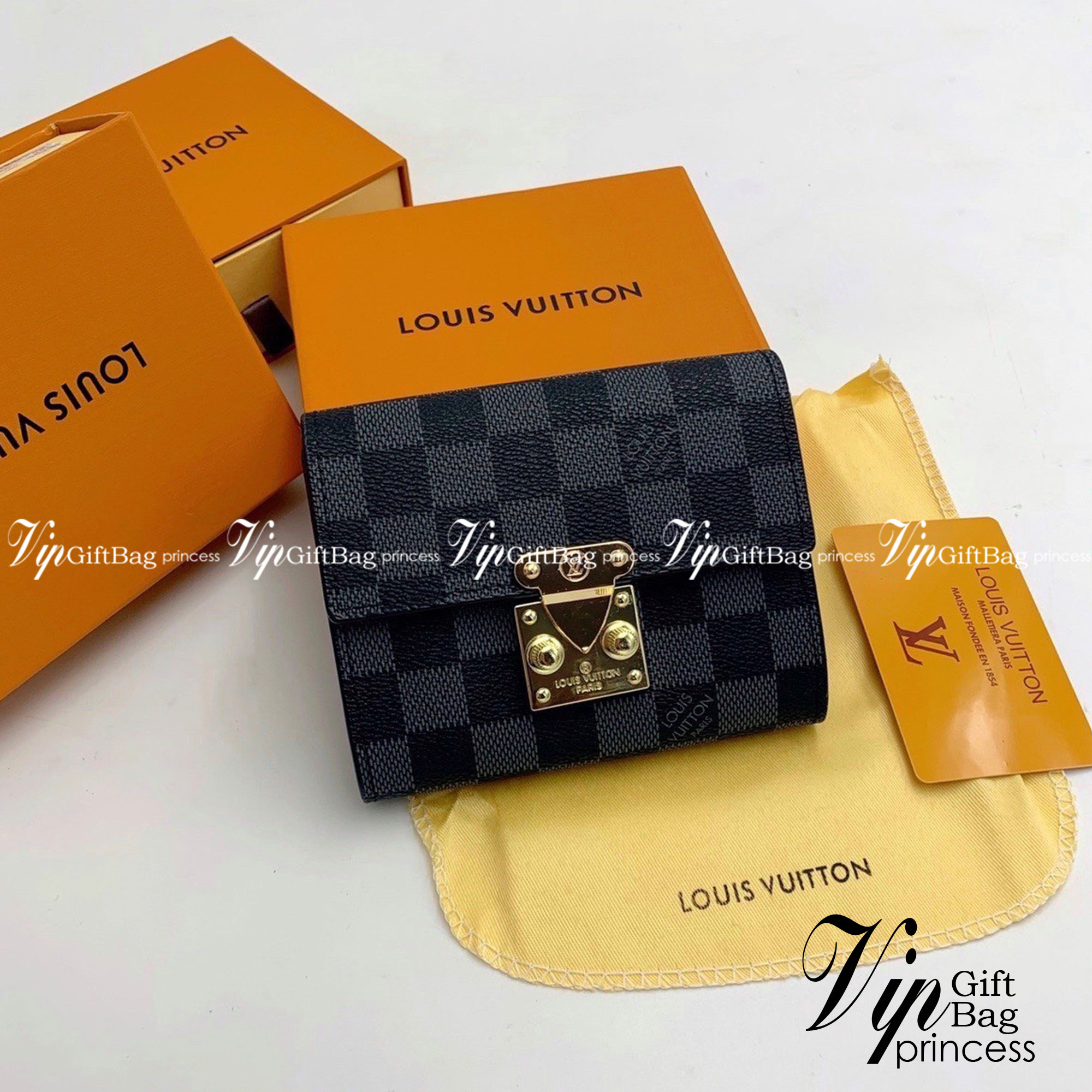 LV Short Wallet กระเป๋าสตางค์ทรงสั้น LV wallet เปิดหน้าอะไหล่ทอง งานสวยหนังดี น่าใช้ งานปั้มแบรนด์ทุกจุด งานจริงสวยเหมือนในรูปค่ะ ได้เวลาเปลี่ยนกระเป๋าสตางค์รับทรัพย์กันแล้ว!! LV wallet กระเป๋าสตางค์รุ่นไอเท็มหายาก ที่สาวๆต้องว้าว!! ใบสั้นขนาดกำลังเหมาะมื