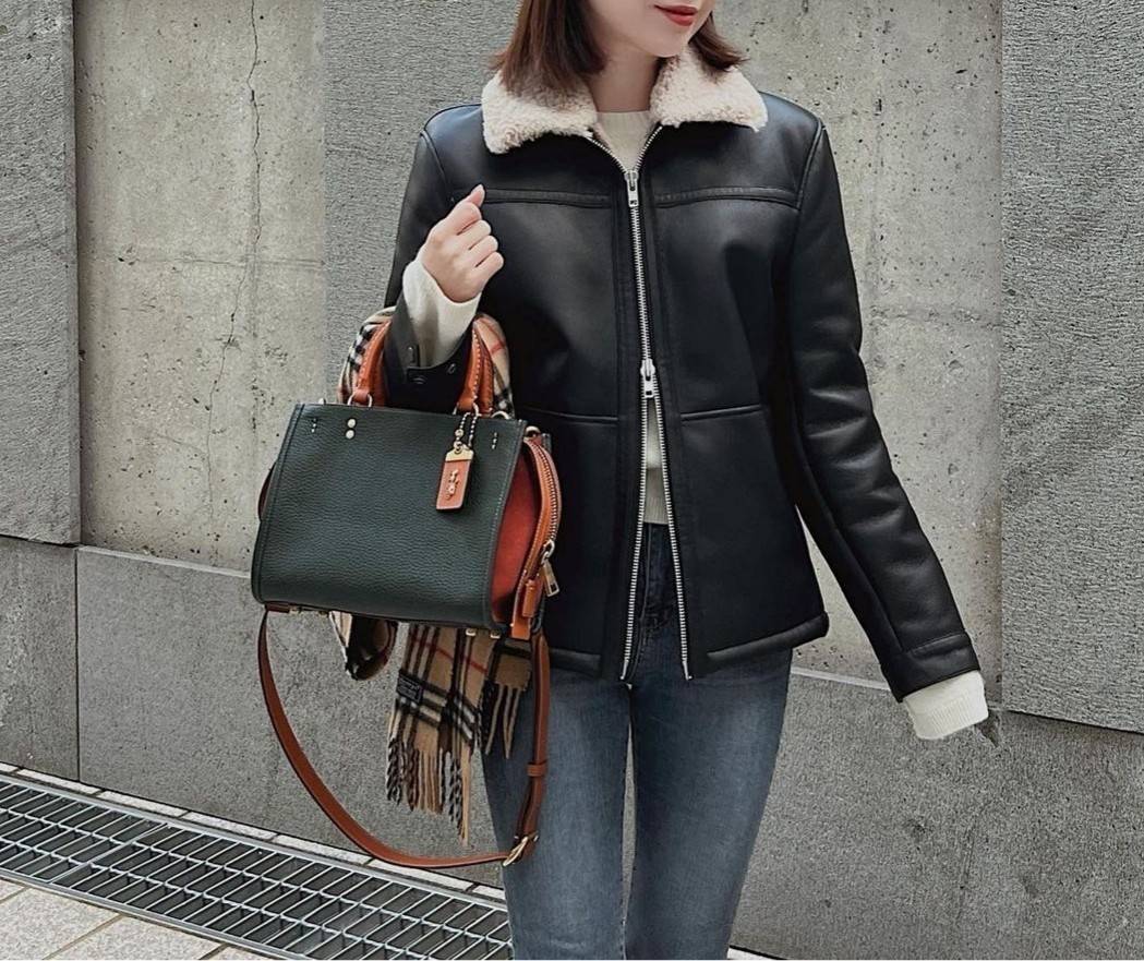 OUTLET 】COACH ROGUE 25 IN COLORBLOCK (C5575) ที่สุดแห่งความหรูหรา สุดคลาสสิค 🌺กระเป๋าหนังแท้คุณภาพเยี่ยม สัมผัสนิ่มละมุนจนต้องหลงรัก ด้านข้างเพิ่มความสวยเก๋ด้วยหนังกลับ อยู่ทรงสุดสวย น่าใช้ น่ามอง จนใครๆต้องเหลียวหลังตาม//ด้านในมี 2 ช่องกว้าง กับอ