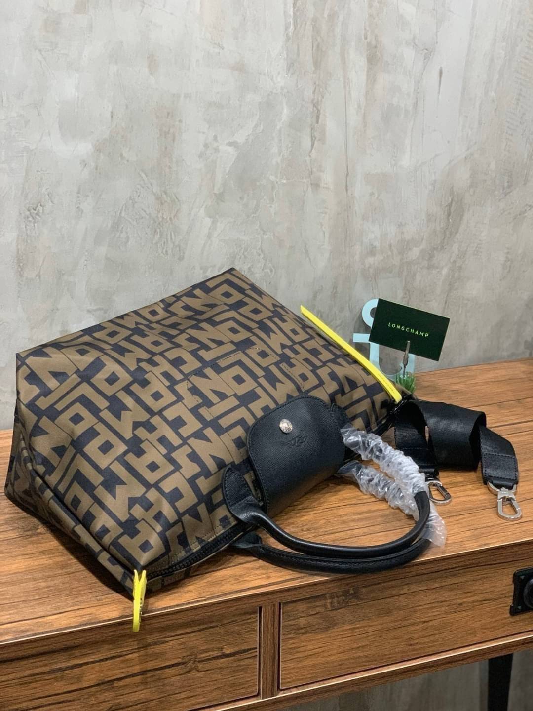 ของแท้ 💯% Longchamp LE PLIAGE LGP TOP HANDLE BAG M พบกับคอลเลคชั่นใหม่ล่าสุด มีดีไซน์ที่เรียบหรูและคลาสสิก