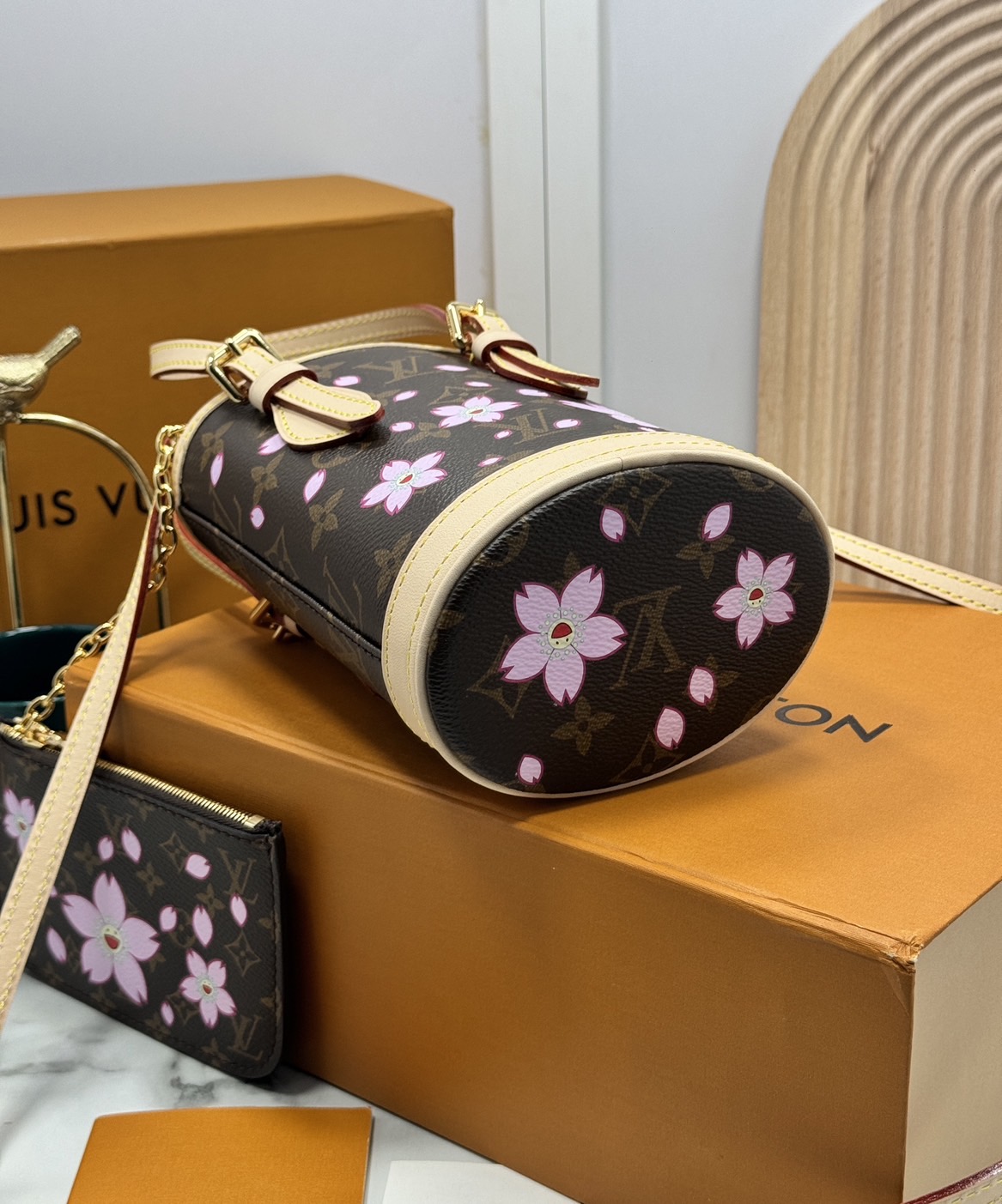 ORI หนังแท้ | LV x TM Nano Bucket Bag ใหม่ล่าสุดมาแรง กับกระเป๋าทรงบัคเก็ต ขนาดกำลังสวย ปรับลุคให้มีชีวิตชีวาด้วยลายดอกไม้ซากุระเชอรี่บลอสซั่ม คอลใหม่สุดเอ็กซ์คลูซีฟ