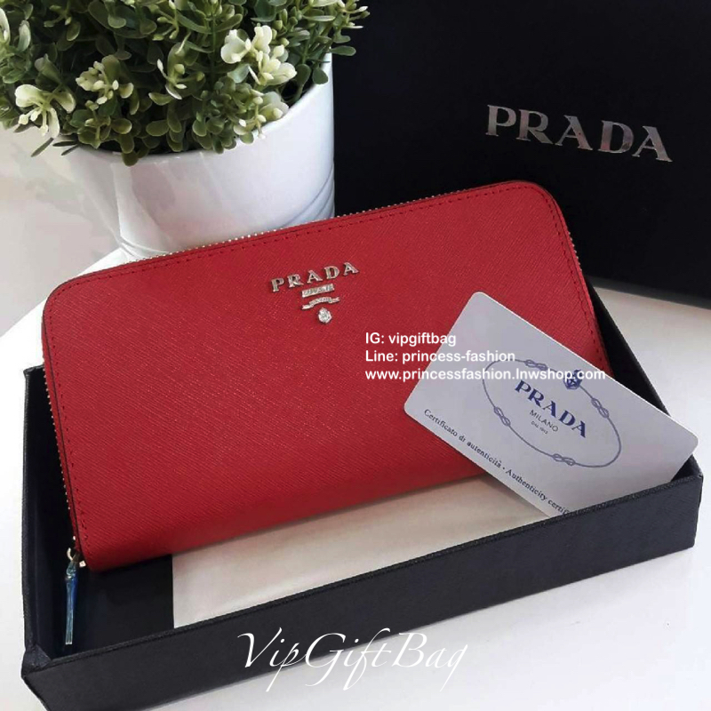 New Item! รุ่นที่รอคอย เข้าแล้วค้า กับ Prada Wallet Saffiano จากงานพรีเมี่ยมกิ้ฟแบรนด์ดัง กระเป๋าสตางค์ซิปรอบ เปิดปิดด้วยซิป อะไหล่ทอง ปั้มแบรนด์ ทั้งใบ ด้านในมีช่องซิปแยกอีก1ช่อง บุผ้าปั้มแบรนด์สวยหรู ใส่ธนบัตรได้เยอะเลย เกร๋กู้ด ครบทุกฟังค์ชั่น คุ้มค่าร