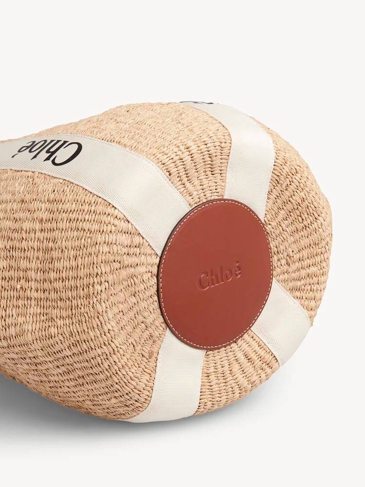 CHLOE LARGE WOODY BASKET กระเป๋าสะพายสานทรงตะกร้า ยอดฮิตติดลมของแบรนด์ ด้วยวัสดุสังเคราห์จากธรรมชาติ สานทอเต็มใบออกมาเป็นลวดลายสวยงาม ตัดด้วยริบบิ้นคาดโดดเด่น ภายในโล่งกว้างมาก จุของได้เต็มที่ เป็นดีไซน์ผู้ดีย้อนยุคที่ดูแพงจริงๆ ใบนี้สามารถสะพายไปเที่ยว ไ
