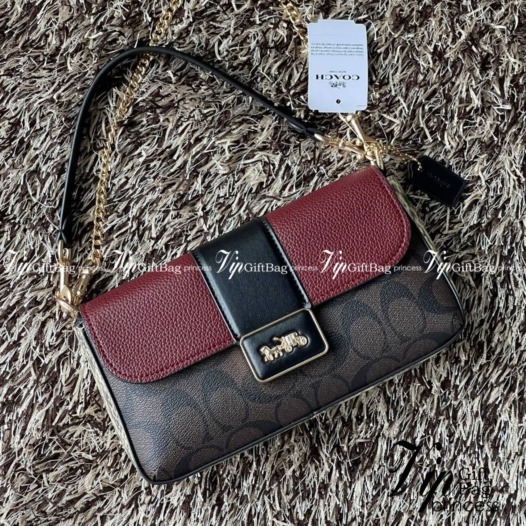 Coach grace series carriage logo handbag slingbag shoulderbag F2232 กระเป๋ามาพร้อมดีไซน์ที่ดูหรูหรา มีเอกลักษณ์เป็นที่จดจำได้ง่าย รวมถึงมีสีสันให้เลือกหลากหลายจึงครองใจสาว ๆ ได้ไม่ยาก โดยกระเป๋าออกแบบให้มีลักษณะเป็นกระเป๋าสะพายไหล่ทรงเหลี่ยมสุดคลาสสิก ที่