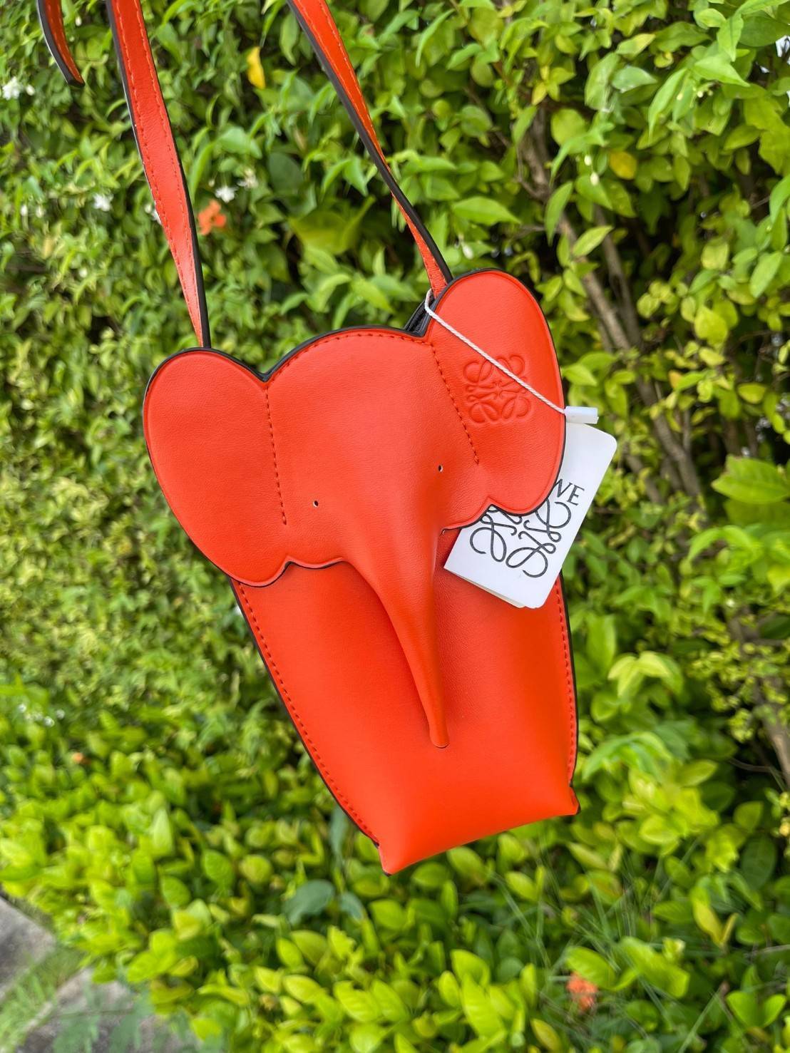 Loewe Leather Elephant Phone Holder แบรนด์หรูจากประเทศสเปนอย่าง โลเอเว่ (LOEWE) หลายๆคนคงนึกถึงกระเป๋ารูปทรงช้างขนาดเล็ก ที่เป็นเหมือนหนึ่งในซิกเนเจอร์ของแบรนด์ มีทั้งแบบสะพายข้าง แบบถือ รวมไปถึงในแบบเครื่องหนังชิ้นเล็กอย่างกระเป๋าใส่มือถือรุ่นนี้ ผลิตจาก