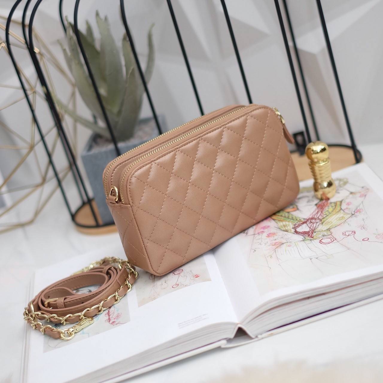 💥รุ่นขายดี มาเพิ่มแล้วค่า KEEP Carla รุ่นขายดีที่สุด ทรง น่ารักสุดๆ 💙 พร้อมสีCollection ใหม่ ‘’Blink Blink glitter ‘’ มีให้เลือกถึง 3 สี : Blink Blink glitter in Pink // Blink Blink glitter in Grey // Blink Blink glitter in Brown 👍