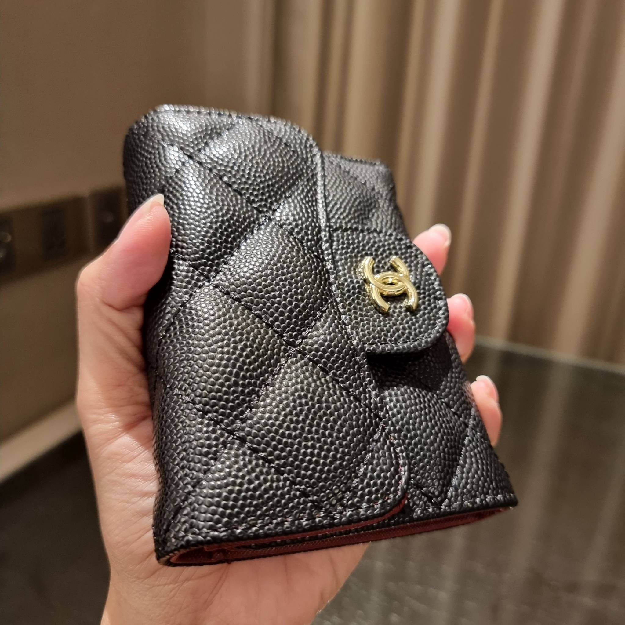 VIP 】มาแล้วจ้า!! รุ่นแนะนำ!! ฮิตติดใจสาวๆ!! กระเป๋าสตางค์ใบสั้นรุ่นฝาพับ จาก Chanel premium for gift เรียบหรู ดูไฮน์ วัสดุหนังสังเคราะห์ลายคาร์เวีย ด้านในเป็นหนังซาฟเฟียโน่ เปิด-ปิดด้วยกระดุมแม่เหล็ก ภายในกระเป๋ามีช่องใส่บัตร ใส่ธนบัตรได้ ดีไซน์เรียบหรูตา