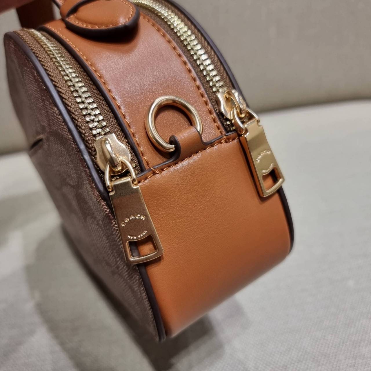 COACH C5642 SERENA SATCHEL IN SIGNATURE CANVAS WITH STRIPE ดีไซน์ stripe ที่แสนจะโดดเด่น กับคอลเลคชั่นยอดฮิต ที่ sold out ไปแล้วในหลายประเทศ!! กระเป๋าสะพายข้างทรงสวย ลุคผู้ดี วัสดุหนังแคนวาสสลับหนังแท้ เปิด-ปิดด้วยซิป 2 ช่องหลัก ภายในเป็นช่องโล่ง เก็บของไ