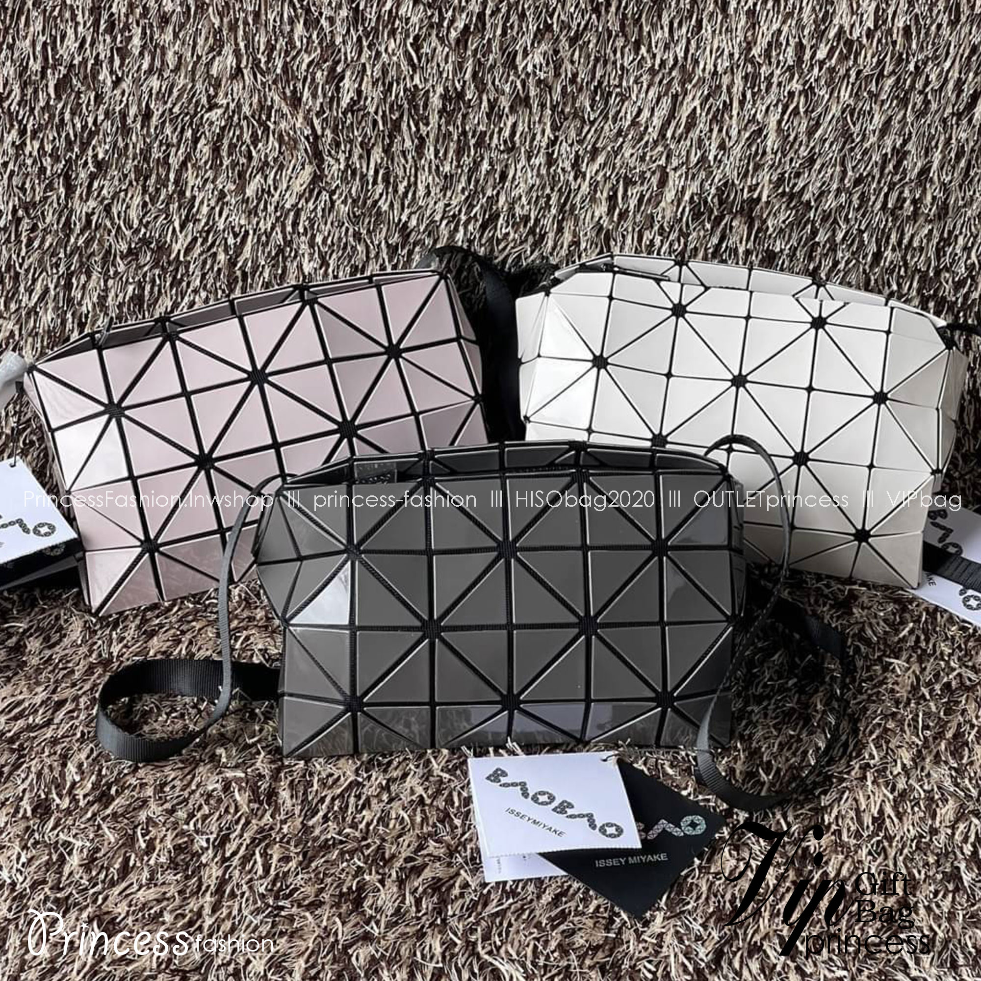 BAOBAO Issey Miyake CARTON GLOSS SHOULDER BAG มาในไซส์ขนาดกะทัดรัด โดดเด่นด้วยดีไซน์อันเป็นเอกลักษณ์ของแบรนด์ ที่สำคัญน้ำหนักเบา