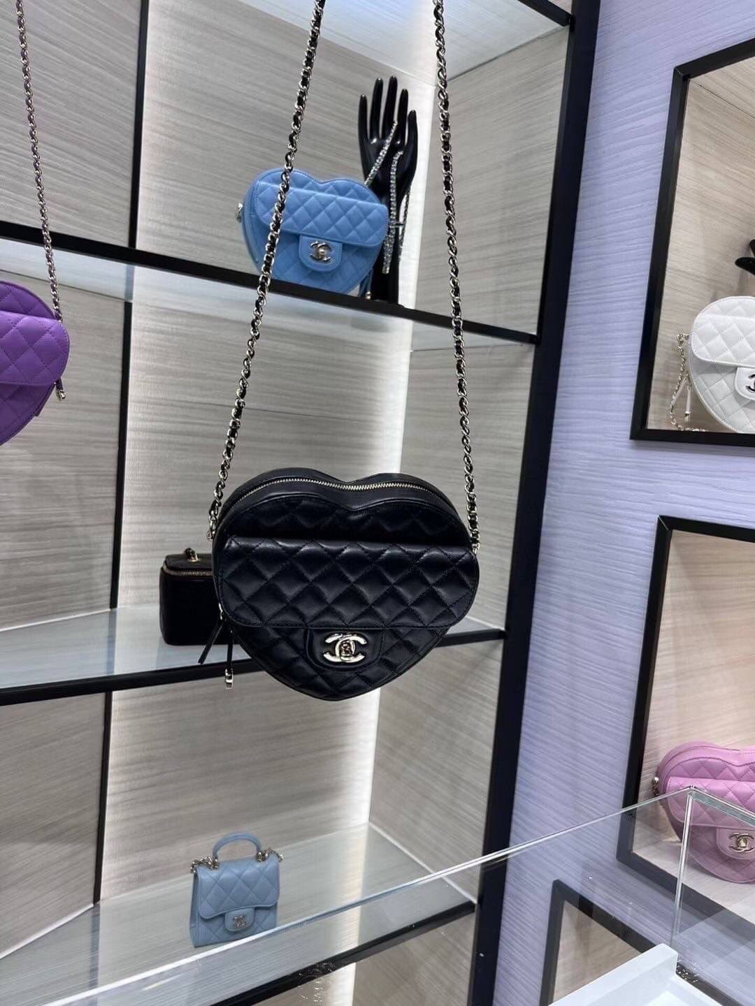 CHANEL Heart Bag 2022 SpringSummer Crossbody สวยมาก มงลงมาก!! กระเป๋าสะพายสุดคิ้วท์ ที่ดีไซน์รูปทรงหัวใจไม่ซ้ำใคร น่ารักทุกสี น่าใช้ไปเลยแม่!!