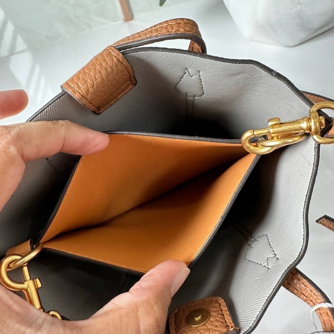 TORY BURCH MINI PERRY TOTE / TORY TOTE BAG / TORY BAG พร้อมส่ง 3 สี กระเป๋าแบบมินิมอลในรูปทรงใหม่ที่คล่องตัว ใส่มือถือได้ทุกรุ่น