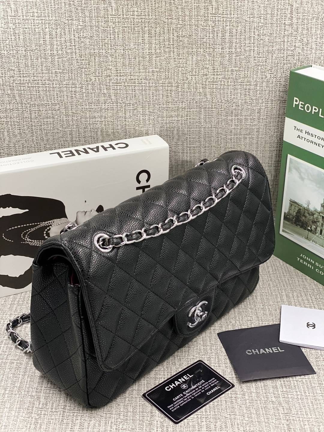 หนังแท้ CHANEL LARGE CLASSIC JUMBO HANDBAG 30cm พร้อมส่งที่ไทย Lambskin & Grained Calfskin กระเป๋าสะพายคลาสสิกใบใหญ่ หนังแท้และโลหะสีทอง/สีเงิน ภาพสินค้าถ่ายจากงานขายจริง ใช้งานต่างประเทศได้