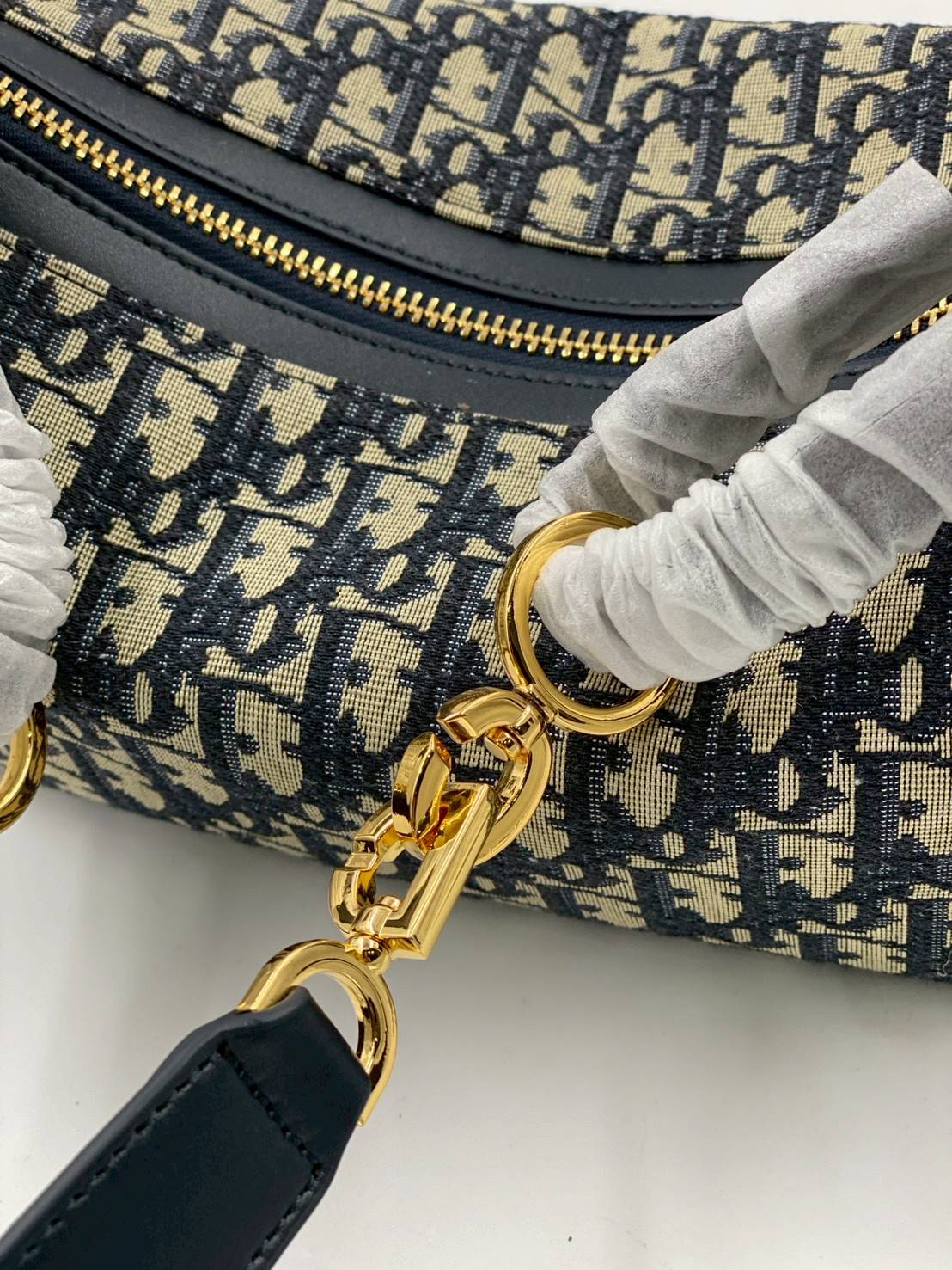 ORI หนังแท้ | DIOR D-Journey Bag กระเป๋าสะพายนิยามใหม่ดีไซน์ทันสมัย โดดเด่นด้วยรูปทรงโฮโบที่มาพร้อมกับดีไซน์ที่นุ่มนวลและทันสมัย พร้อมกับช่องใส่ของแบบติดซิป