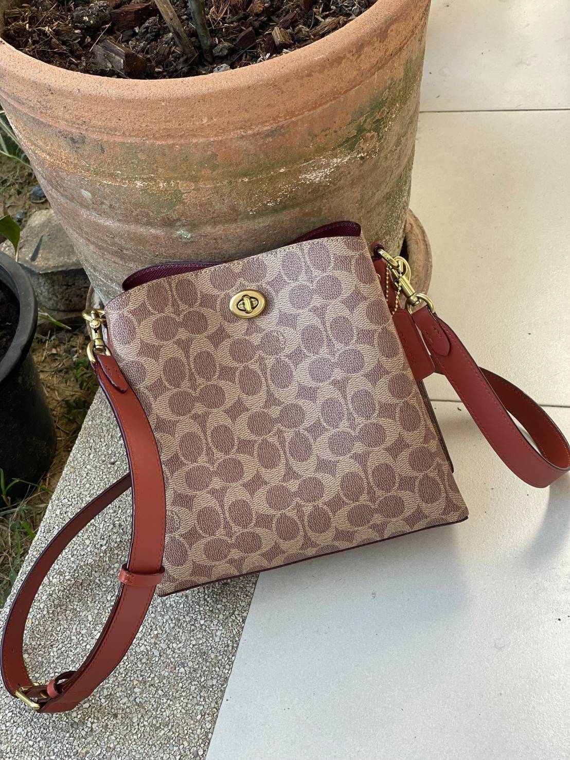 Coach Willow Bucket Bag In Colorblock รุ่นใหม่สุดปัง เป็นกระเป๋าสไตล์ใช้ได้ทุกวัน จุของได้เยอะและน้ำหนักเบา ไซส์กลางใช้หนังลายกรวด มีช่องใส่ของ 2 ช่องและมี 1 ช่องซิปตรงกลางไว้สำหรับใส่ของสำคัญ เปิดปิดแบบ turnlock ถือคล้องแขนหรือสะพายไหล่หรือสะพายข