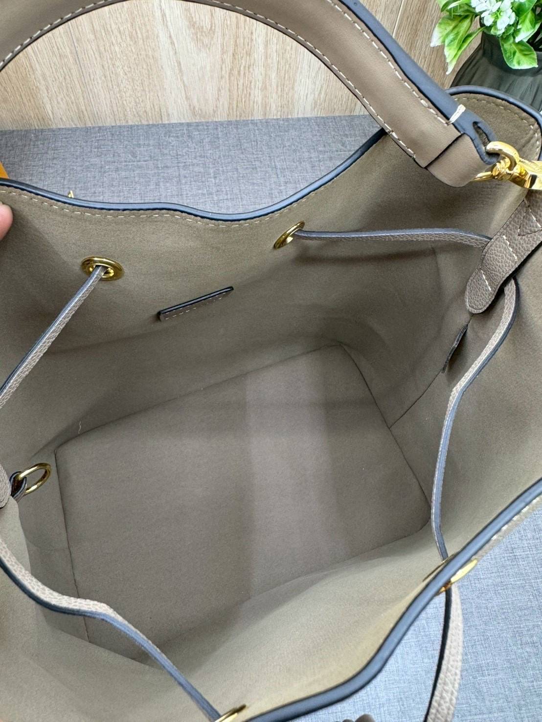 ORI หนังแท้ | LV NeoNoe MM Bucket bag Monogram Flower กระเป๋าสะพายทรงบัคเก็ต ลาย Monogram Flower โดดเด่นเพิ่มสไตล์ มีเสน่ห์ชวนหลงใหล