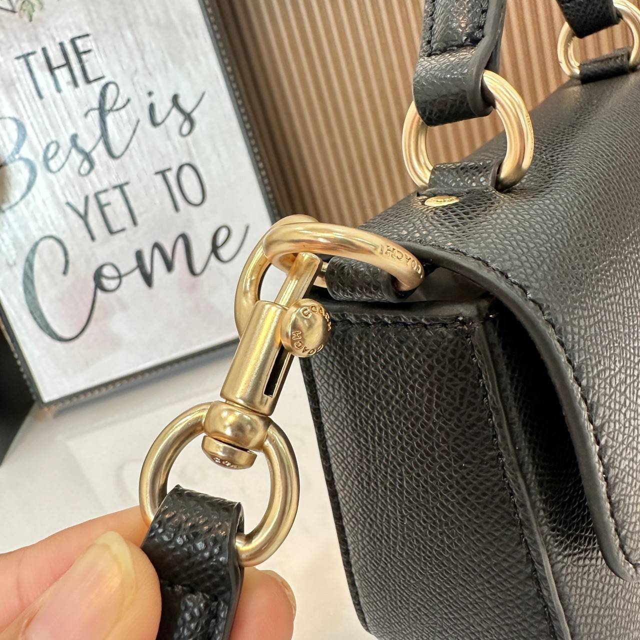 Coach Mini Josie Top Handle Crossbody In Blocked Signature Canvas (cc340) ใหม่ล่าสุด กระเป๋าสะพายหรือถือใบเล็กกระทัดรัด วัสดุหนังตัดขอบหนังแท้ ภายในช่องโล่งกว้างสามารถใส่โทรศัพท์ iPhonePro max ได้ มีช่องใส่บัตรเครดิต 2 ช่อง เปิดปิดด้วนกระดุมแป๊ก ซับในผ้า 