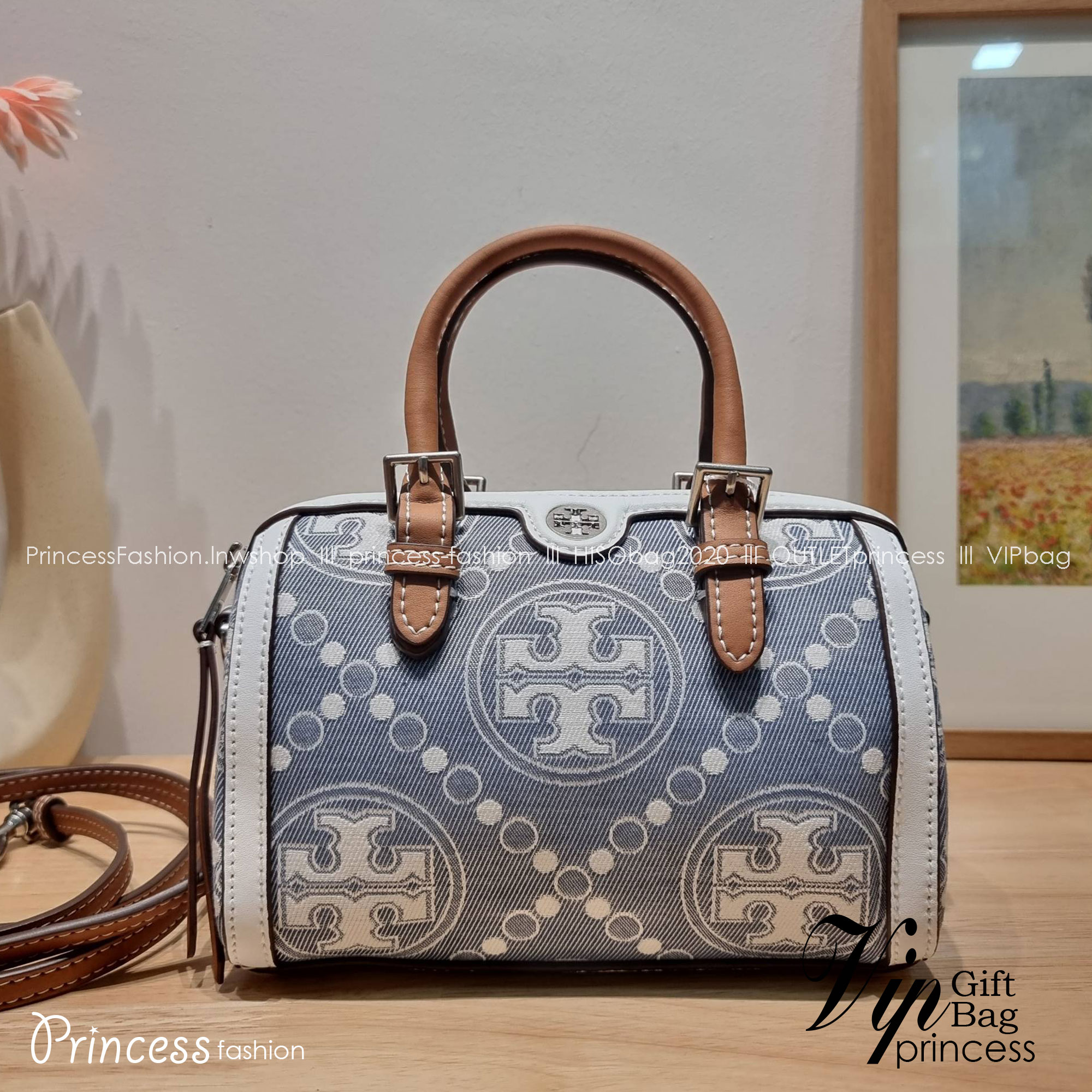 TORY BURCH Petite T Monogram Denim Barrel Bag / TORY BURCH MINI T MONOGRAM DENIM TOTE คอลเลคชั่นใหม่รับซัมเมอร์นี้ กับกระเป๋าสะพายทรงโท้ท ไซส์มินิ ดีไซน์โทนสีฟ้า สวยคม