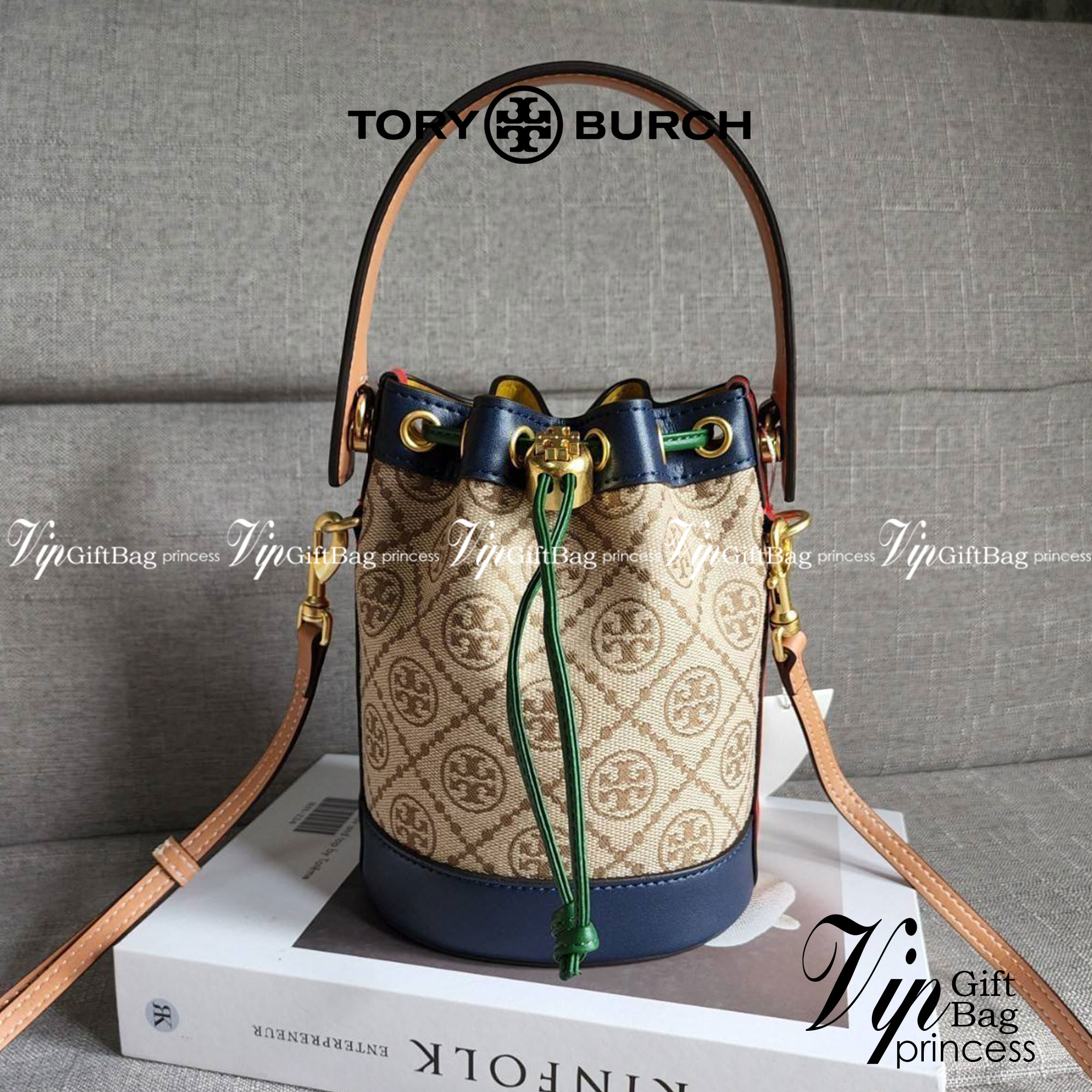 TORY BURCH T MONOGRAM COLORBlOCK JACQUARD MINI BUCKET BAG คอลเลคชั่นใหม่ล่าสุด ครอบครองก่อนใคร รุ่นบัคเก็ตทรงจีบ วัสดุ jacquard สลับหนังแท้ ตัดขอบข้างสีแดงทำให้ดูโดดเด่น หูจับหนังแท้ เปิด ปิด แบบหูรูด ภายในช่องโล่งกว้าง มาพร้อมสายสะพายข้างหนังแท้ ปรับระดั