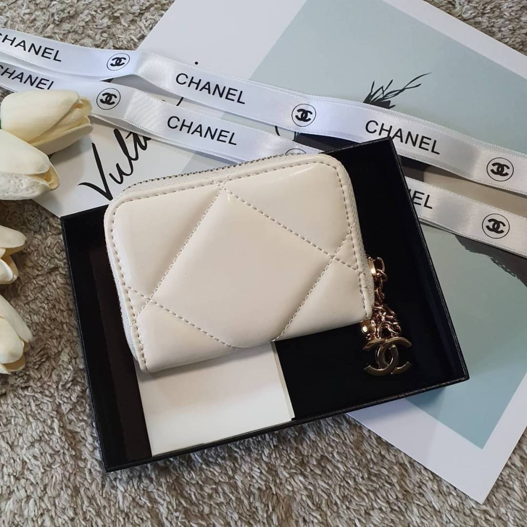 CHANEL zip short wallet มาพร้อม GIFT BOX สุดหรู! ครบชุดเซ็ตของขวัญ♡♡ กับ กระเป๋าสตางค์ใบสั้น แนะนำรุ่นนี้คะ งานพรีเมี่ยมกิ้ฟท์จากเค้าเตอร์ต่างประเทศ **ทรงน่ารักกก หนังเรียบ จากแบรนด์ CHANEL (GWP) ด้านหน้ามีโลโก้แบรนด์ CC สีทองหรู **อะไหล่สีท