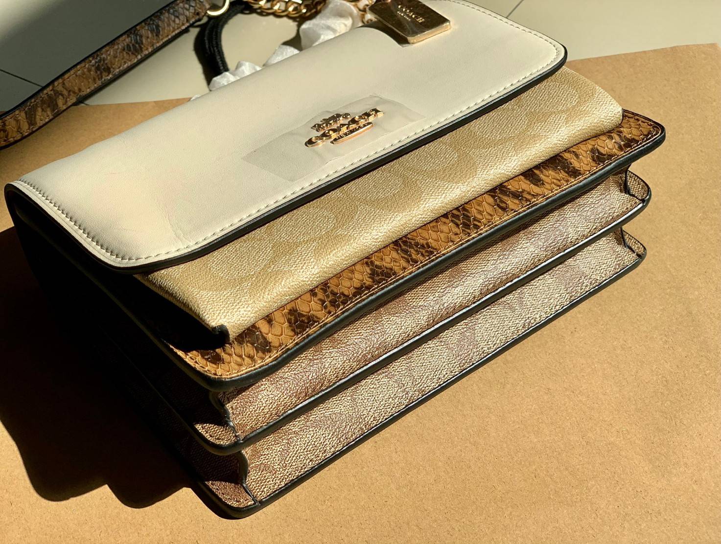 พร้อมส่งถึง8สี ห้ามพลาดค่ะ! COACH KLARE CROSSBODY BAG ((91019//91174//90400//1424//90635)) พร้อมส่งที่ไทย กระเป๋าสะพายครอสบอดี้ร์หรือสามารถทบเป็นสายคู่คล้องไหล่ได้ด้วยค่ะ หนังแท้ แต่ละสีทำลายหนังได้สวยงามแตกต่างกันออกไปนะคะ ✔️ห้อยด้วยป้ายแบรนด์แบบโ