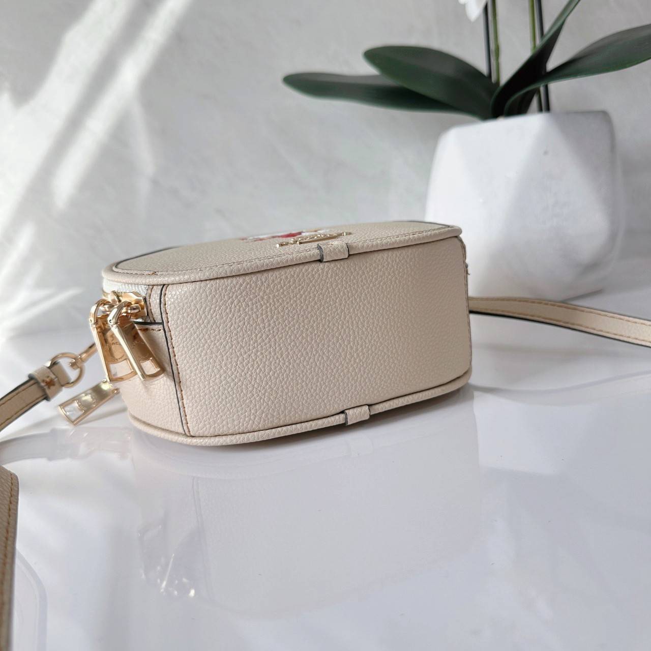 COACH X PEANUTS CANTEEN CROSSBODY WITH SNOOPY PRESENT MOTIF (CE845,CF290) กระเป๋าสะพายข้างทรงกลมไซส์มินิ มีหูจับ วัสหนังแท้ ด้านหน้าโดดเด่นด้วยรูปการ์ตูนSnoopy