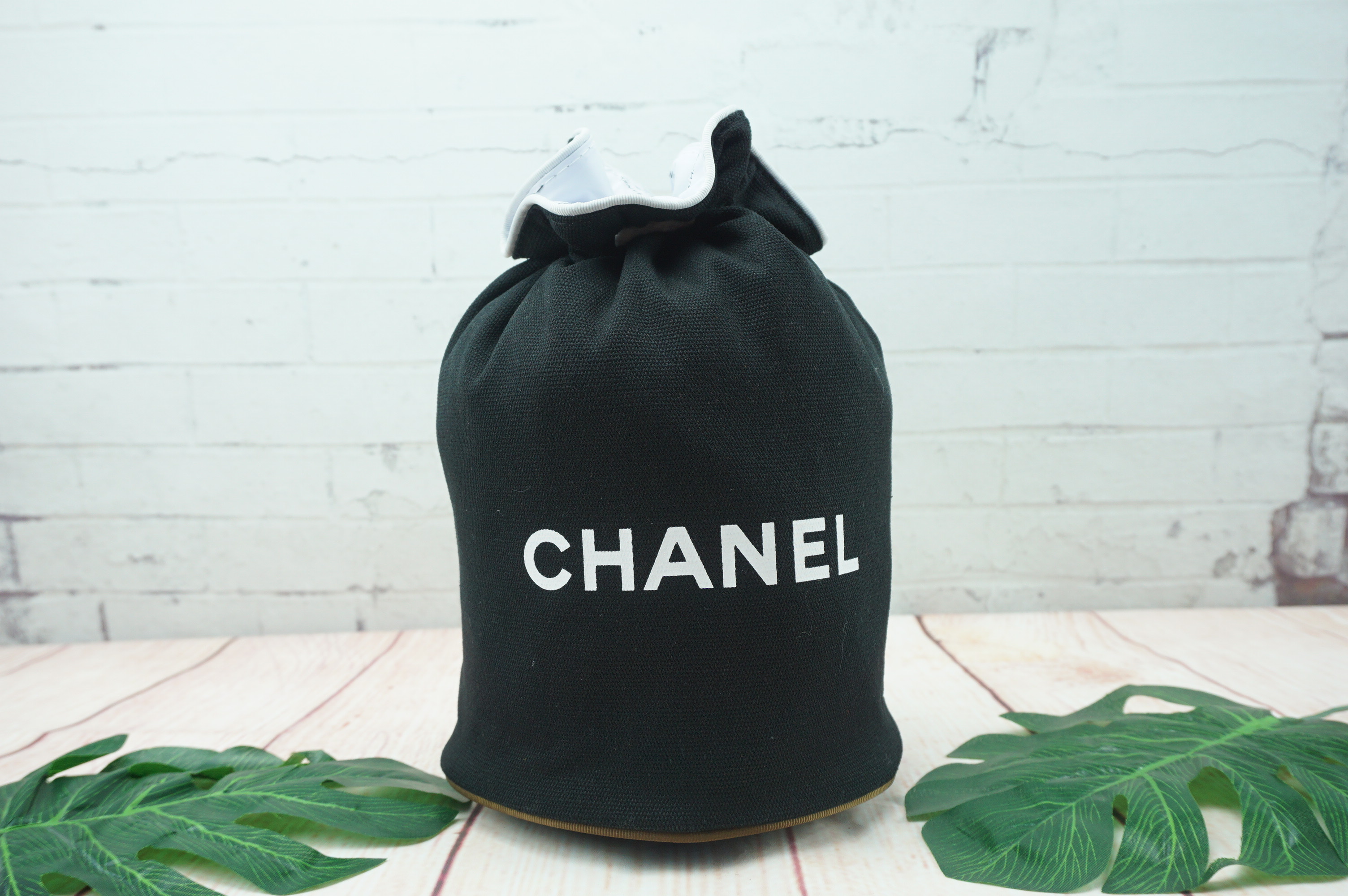 Must Have! CHANEL VIP BEAUTE AUTHENTIC CANVAS DUFFLE BAG VIP Gift With Purchase รุ่น Limited Edition จาก Chanel Beaute ของแท้นำเข้าจากเคาเตอร์ต่างประเทศ วัสดุ Canvas เนื้อหนาภายในบุด้วย 100% Polyester สกรีนโลโก้แบรนด์ เปิดปิดแบบ Drawstring ใส่ ipad mini เ