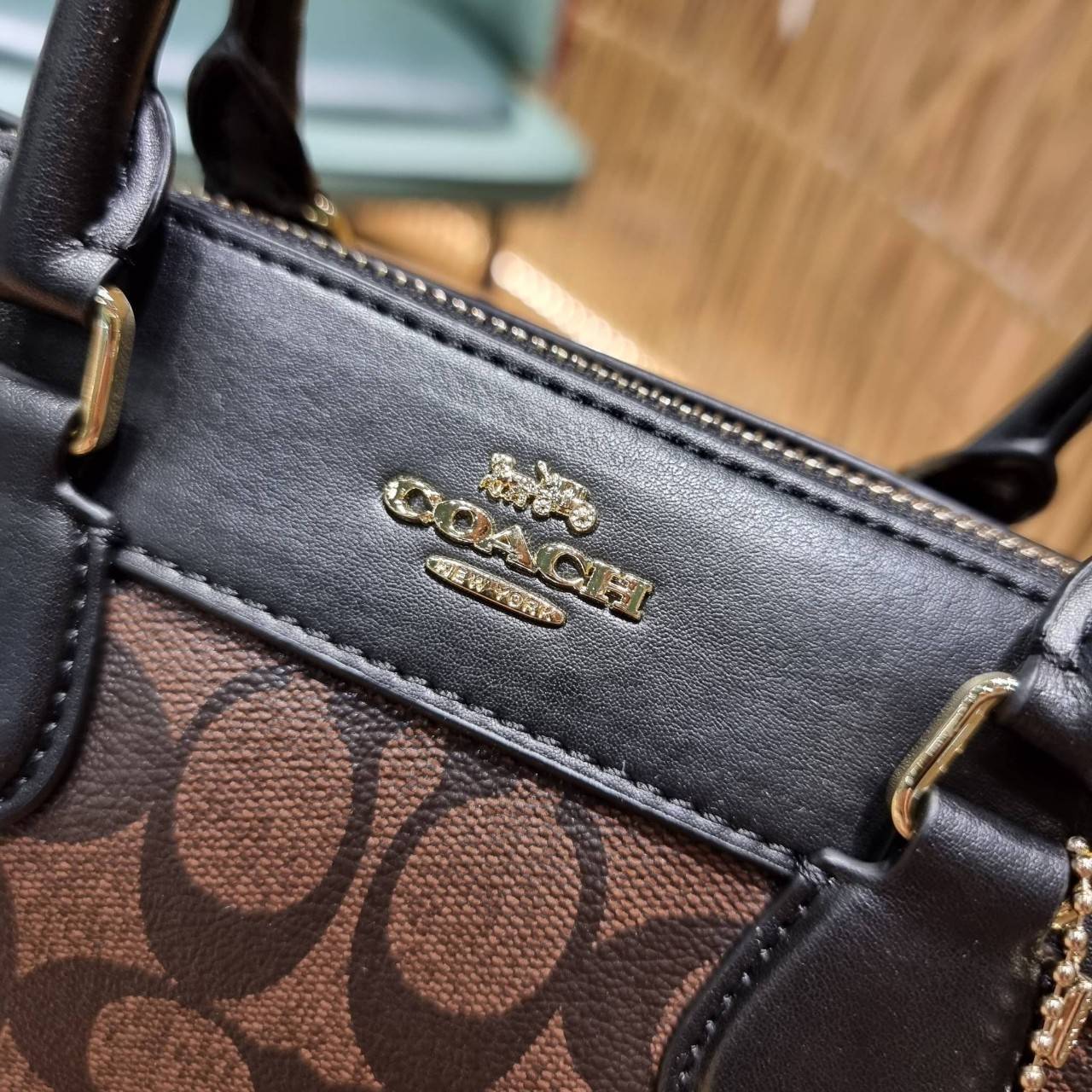 COACH F32203 MINI BENNETT SATCHEL IN SIGNATURE CANVAS กลับมาอีกครั้ง!! กับกระเป๋าทรงหมอนยอดฮิต 🥳 มีกี่สีก็ขายหมด วัสดุหนังแคนวาสเคลือบลาย ทรงสวยใช้งานได้ทุกโอกาส ภายในโล่งกว้างใส่ของได้เยอะ มีหูจับในตัว และสายสะพาย crossbody ปรับได้ตามตัว ใบนี้ไม่