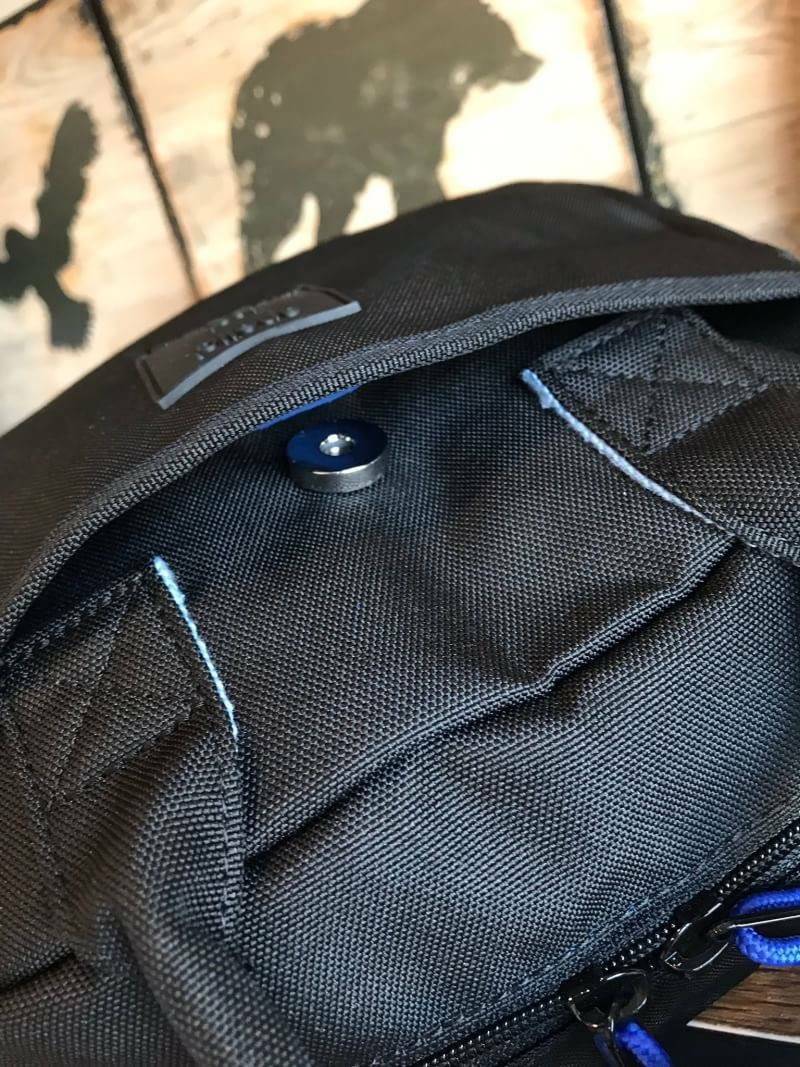 Anello 2Way mini boston Bag คอลเลคชั่นสีทูโทนสดใสต้อนรับลมร้อน กับกระเป๋าถือหรือสะพายข้าง วัสดุผ้าแคนวาสตัดสีทูโทน ที่หูจับมีตัวล้อคสาย มีฐานกว้างตั้งอยู่ทรง เหมาะกับการใช้งานที่สะดวกสบาย มีช่องใช้งานทั้งภายในและภายนอก ใส่ได้ทั้งกระเป๋าสตางค์ทรงยาว มินิไอ