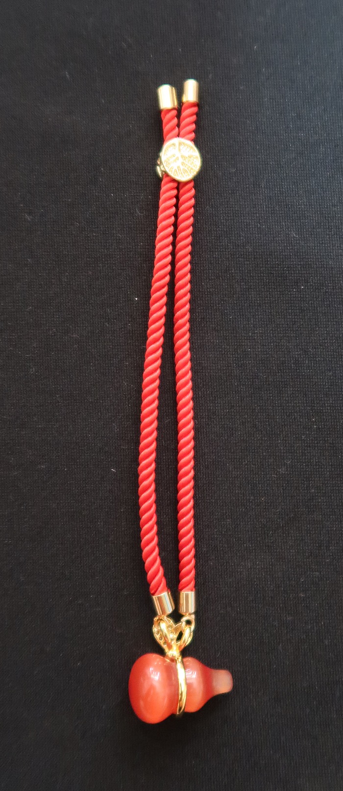 สร้อยข้อมือน้ำเต้าสีแดงด้ายแดง ดูดทรัพย์ เสริมดวงค้าขายค่ะ