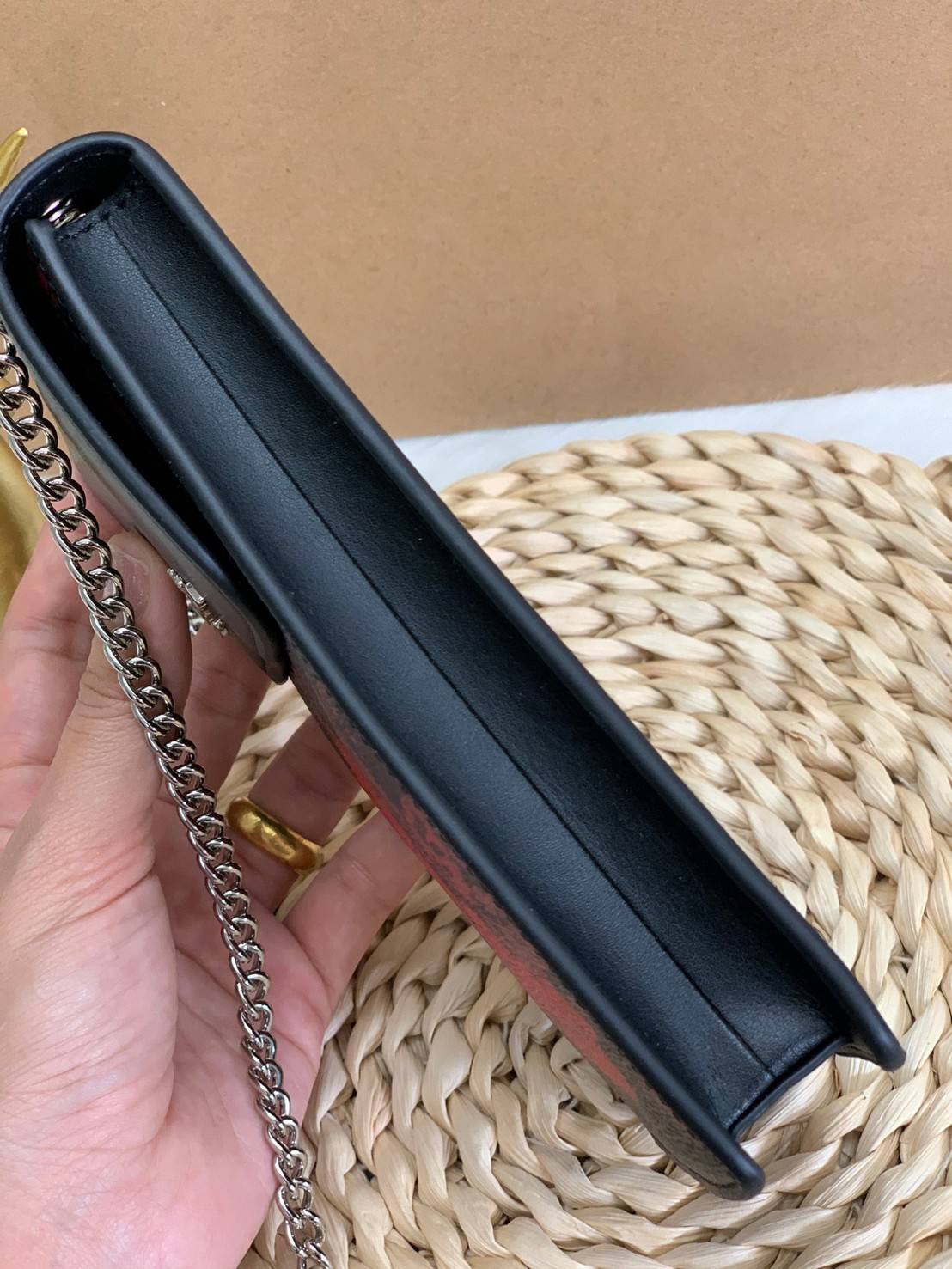 COACH PHONE CASE CROSSBODY BAG ((73486//76988//76357//39955//91046)) COACH NORTH/SOUTH CROSSBODY IN SIGNATURE CANVAS กระเป๋าใส่โทรศัพท์รุ่นนี้ มีความโดดเด่นทั้งดีไซน์และคุณสมบัติในการใช้งาน ด้วยลวดลายที่มีซิกเนเจอร์เป็นเอกลักษณ์แล้ว ด้านหลังยังมีช่องใส่กา