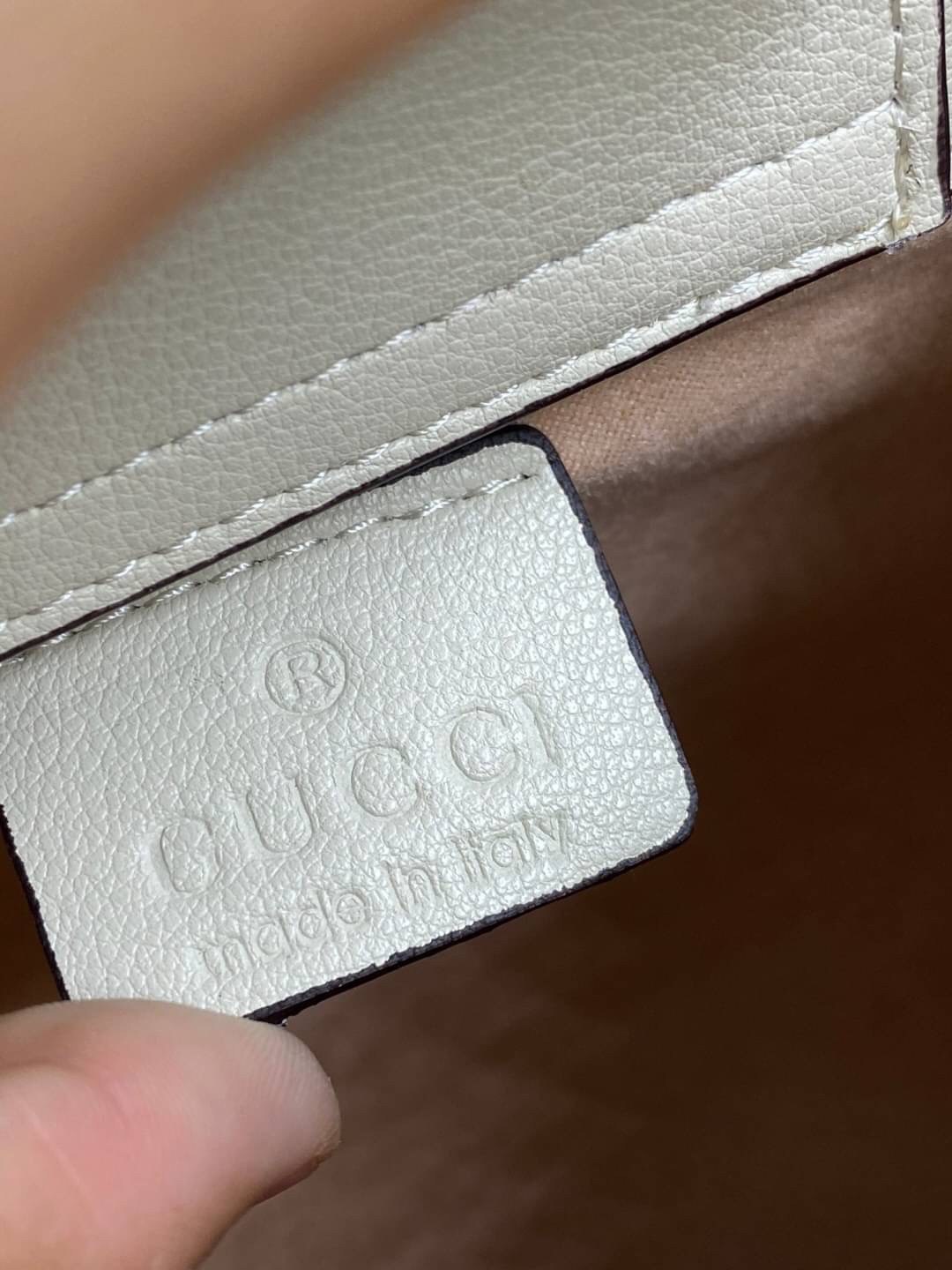 VIP GIFT 】หนังแท้ GUCCI Diana mini tote bag กระเป๋างานหูไม้ไผ่สุดคลาสสิก ดีไซน์มาใหม่พร้อมเข็ดขัดหนังสีสะท้อนแสงประดับตรงหูกระเป๋า ขนาดมินิกำลังน่ารักเลยค่ะ วัสดุหนังแท้ อะไหล่ทอง งานสวยตั้งอยู่ทรง มีสายสะพายยาว 1เส้น สามารถปรับระดับได้-ถอดได้ งานเก๋ไก๋ที