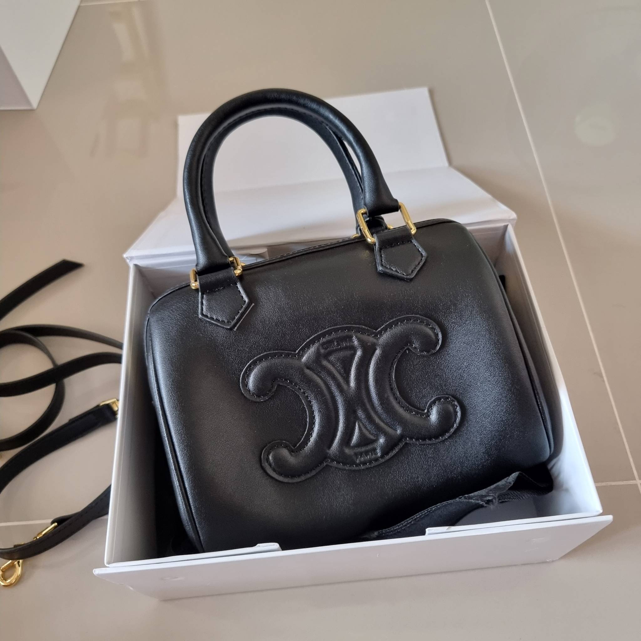 CELINE SMALL BOSTON CUIR TRIOMPHE IN SMOOTH LEATHER ฮิตมากกับสุดยอดความคลาสสิค ในรูปทรงสวย กับกระเป๋าสะพายทรงหมอน กะทัดรัด ขนาดกำลังดี ใช้งานสะดวก วัสดุหนังผิวเรียบ สวยคม