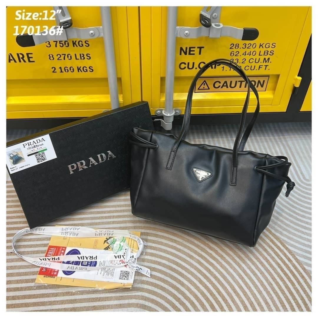 PRADA medium leather handbag กระเป๋าสะพายไหล่ดีไซน์สวยใช้งานง่าย สะเทือนวงการแฟชั่นแบบสุด! สาวๆหนุ่มๆติดแกลมต้องไม่พลาด สวยดูแพง